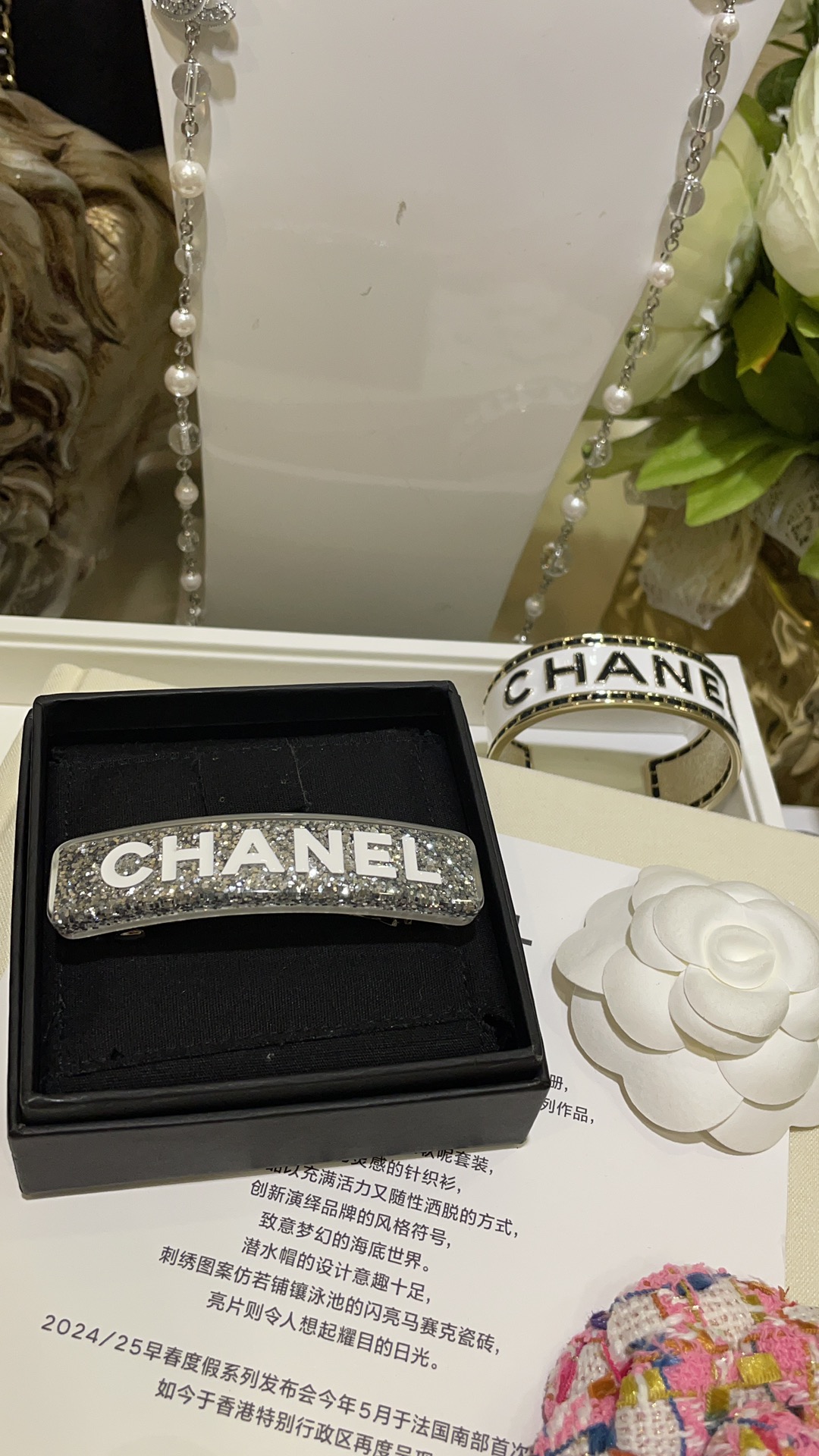 NO:634571,88230, the baby's breath hairpin arrived today. 25C new white enamel letter silver sequin acrylic hairpin. The combination of silver sequins and transparent resin is super shiny. No need to worry about losing diamonds. Very refreshing color matching. It looks good and exquisite no matter what hair color it matches. Z version customization. Brass material. Top version. Hairpin spring clip, hairpins, Cardia high-end jewelry.1986090988230,今日到货满天星发夹 25C新款白色珐琅字母银色亮片亚克力发夹 银色亮片透明树脂的搭配超级闪 完全不担心掉钻 很清爽的配色 不管搭配什么发色都很好看很精致 z版定制 黄铜材质 顶级版本 发夹弹簧夹,,hairpins,卡迪亚高端饰品,Jewelry