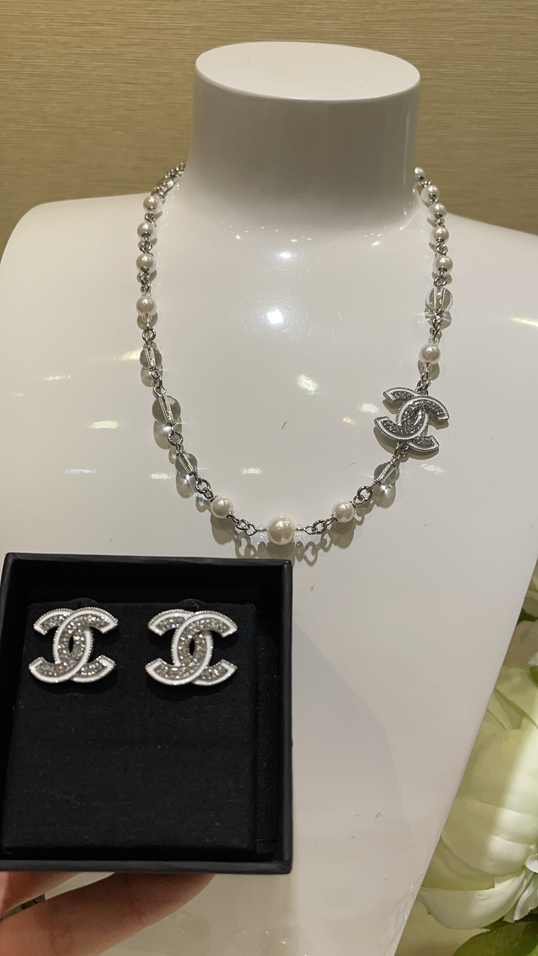 NO:631920,88220 arrived today. Double C on the side. 25C new white enamel rhinestone double C pearl necklace. White enamel1986090988220今日到货侧边双C 25C新款白色珐琅水钻双C珍珠项链 白色珐琅x满钻超级闪 清透又吸睛 搭配透明珠x珍珠的链条设计 日常佩戴氛围感满满 闭眼入不出错 z版定制 一致黄铜材质 施华洛钻 项链带包装盒,,necklace,卡迪亚高端饰品,Jewelry