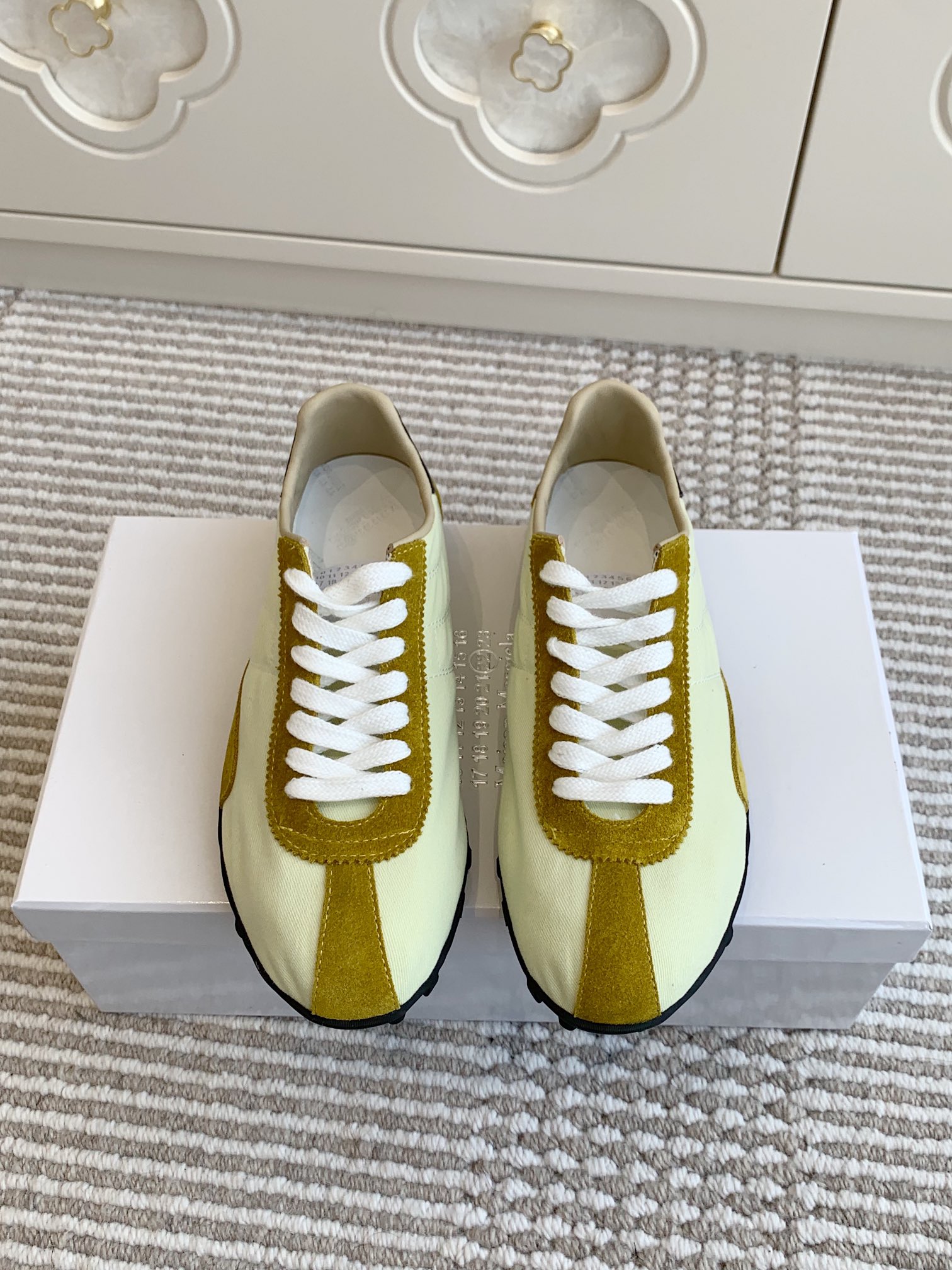 NO:169958,Purchase level MaisonMargiel* MM6 German training casual sneakers A genius designer brand, a light luxury brand is very versatile and comfortable to the feet. This German training shoes continue the classic T-shaped genuine leather splicing design. After many careful improvements by the design team, it is just to let you experience the most original military flavor. The soft and delicate characteristics of the top layer cowhide and cow leather combine to make it have super high softness and comfort, while maintaining good breathability and texture parallel, so as to easily control any matching of all seasons. Fabric matte cowhide inner sheepskin Size: 35-40 women Normal shipment Men's size 39-45 men (45 customization without return or exchange) Men's shipment after the year, casual shoes/sports shoes, masion margiela, sneakers, cowhide, sheepskin19860909批 代购级别 MaisonMargiel* MM6德训休闲运动鞋 鬼才设计师品牌,一个轻奢品牌上脚很百搭哦,也很随脚舒适,这一款德国训练鞋延续了经典的T形真皮拼接设计,经过设计团队多次的精心改良,只为让您体验最原始的军旅味道,头层牛皮柔软细腻的特点与牛反绒牛皮的质感相结合使其既有超高的柔软舒适度,又同时保持不错的透气性能舒适与质感并行,轻松驾驭四季穿着任何搭配. 面料磨砂牛皮 内里羊皮 码数:35-40女 正常出货 男码39-45男（45定制不退不换）男年后出货,休闲鞋/运动鞋,masion margiela,sneakers,cowhide,sheepskin,Women's Shoes