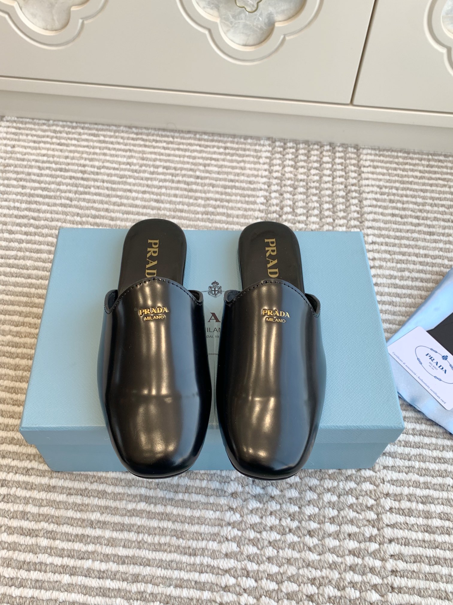 NO:169948,PRADA/Prada new Baotou Muller slippers Top quality Simple design is probably its favorite point, not the kind that is a big street, very unique brand personality The fabric is made of open-edge beaded cowhide/inner footbed mixed-bred sheepskin/original rubber sole Size35-39 (40/41 custom made without return or exchange), semi-trail, prada, prada, slippers, cowhide, sheepskin19860909批 PRADA/普拉达新款包头穆勒拖鞋 顶级品质 简单的设计大概就是它最让人喜欢的点 不是烂大街的那种 很有自己的品牌个性 面料采用开边珠牛皮/内里垫脚混种羊皮/原版橡胶大底 Size35-39（40/41订做不退换）,半拖,prada,prada,slippers,cowhide,sheepskin,Women's Shoes