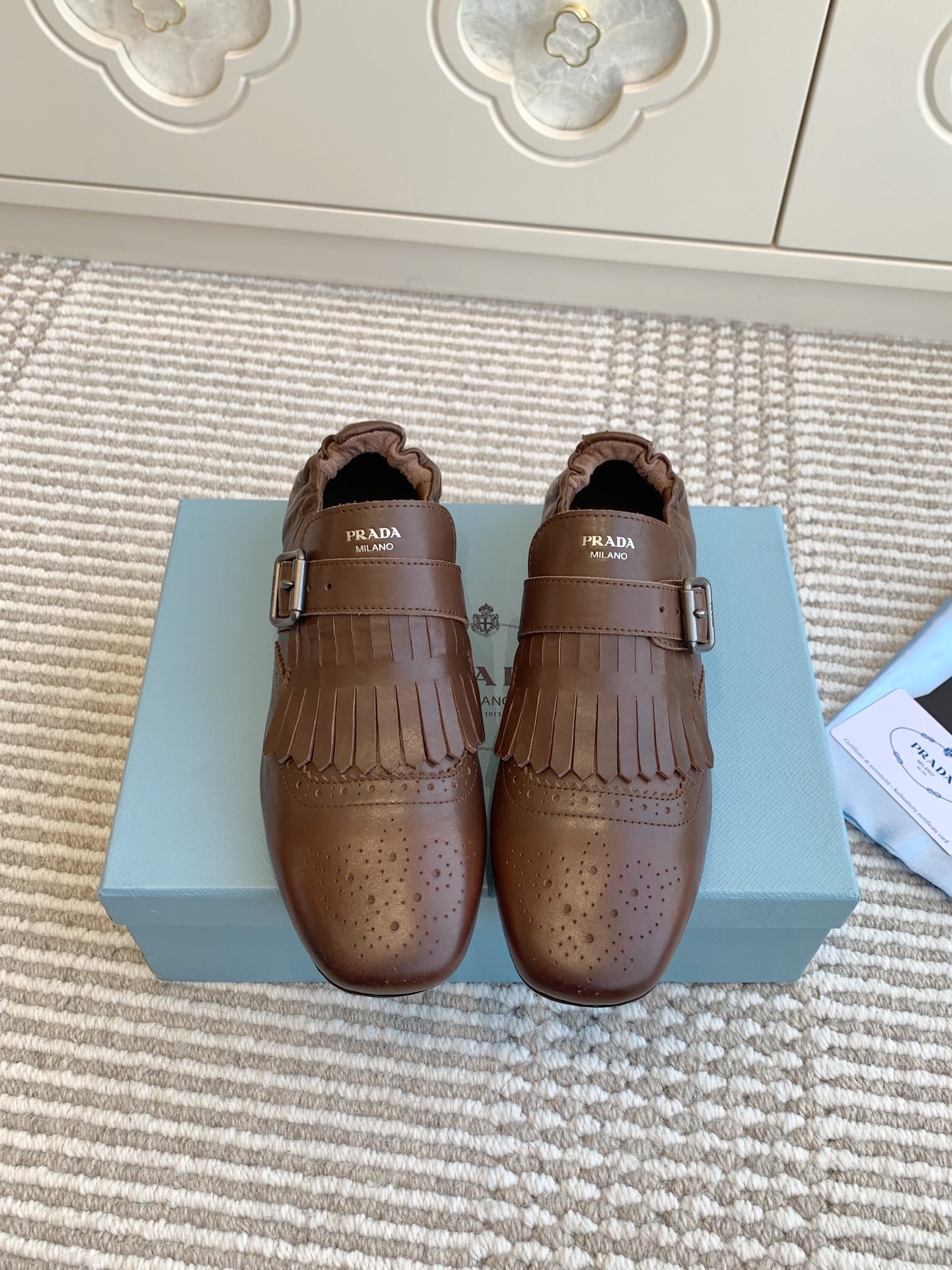 NO:169931,Batch slippers Love Prad* 25ss Prada catwalk belt buckle retro tassel muller semi-trailer/loafers hits!  The catwalk style is retro and fashionable, casual and versatile, fashionable and casual, unique taste, everyone loves and easily controls it. It will explode every year. It is enough to conquer you, wear it, casual and fashionable, both without mistakes, simple and handsome on the feet, imported calfskin / inner foot pads are soft and delicate / rubber beef tendon thick sole Size: 35-41 (40/41 custom made without return and exchange), loafers semi-travel, prada, prada, loafers, slippers, cowhide, sheepskin19860909批拖鞋 乐福 Prad* 25ss 普拉达走秀款皮带扣·复古流苏穆勒半拖/乐福鞋 爆款！走秀款 复古感时髦满满 随意百搭 时尚休闲 独到味道,人人都爱也轻松驾驭 每年都会爆.足以征服你,穿上它,休闲时髦 两不失误 上脚简单帅气 面料进口小牛皮/内里垫脚透染羊皮柔软细腻/橡胶牛筋厚底 码数:35-41（40/41定制不退换）,乐福鞋半拖,prada,prada,loafers,slippers,cowhide,sheepskin,Women's Shoes