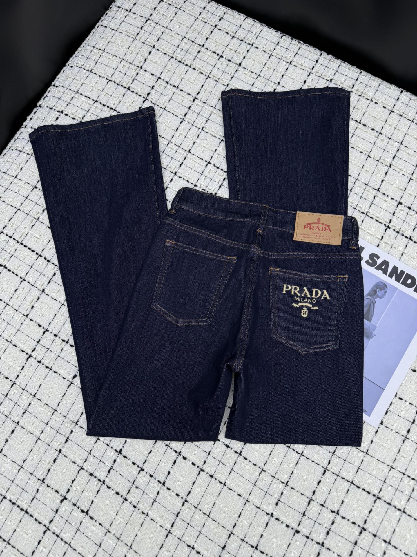 NO:328428,Super long legs, back pocket embroidered logo embroidered with slightly flared jeans, the upper body is supermodel legs, the pants are slightly flared, the upper body looks thin and long legs, more importantly, all kinds of versatile, absolutely easy to wear, the fabric is elastic and very comfortable, invincible wearing experience, the sense of detail is online, one color 26-27-28-29-30.,,jeans,alexander wang19860909超显腿长 后背口袋刺绣logo装饰微喇牛仔裤 上身就是超模腿 裤型是微喇剪裁 上身显得腿又细又长 更重要的是各种百搭 绝对的好穿好搭配 面料带有弹性非常舒服 无敌穿着体验 细节感在线 一色26-27-28-29-30.,,jeans,alexander wang,Women's clothing