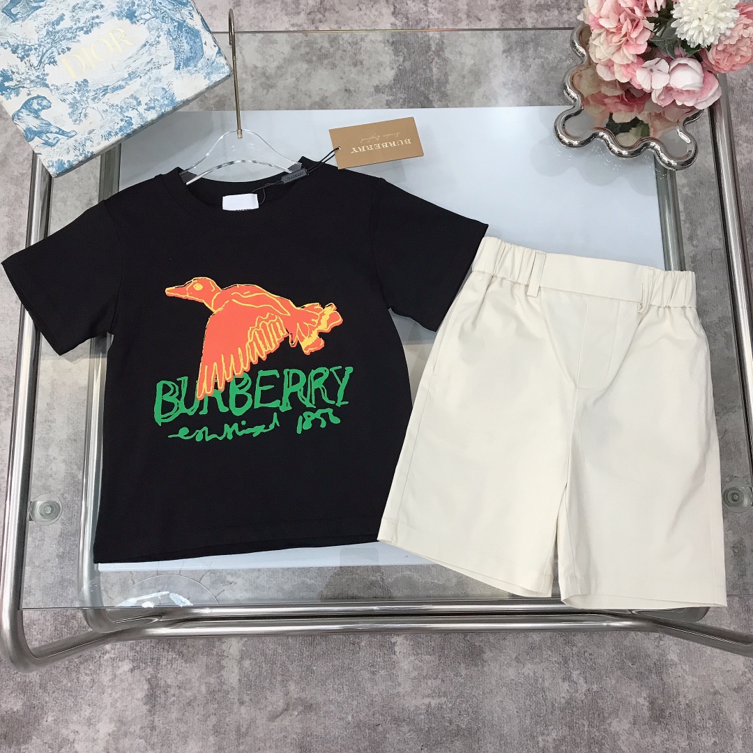 NO:210313,Spot shipped Burberr* Set The same style for counter ~/SS [round neck T-shirt shorts] Colorful bright bird printed top with shorts cotton twill fabric to create the back pocket embellishment of the same color Equestrian knight logo embroidery exquisite pure cotton fabric to create a set of top body handsome, high-end fashionable style, the upper body effect is very good Color black Size-110-120-130-140-150 [CM] Requires counter packaging, clothes, burberry, shorts, tees, t-shirt,19860909现货发  Burberr* 套装 专柜同款～/SS【圆领T恤短裤】彩色亮眼飞鸟印花上衣搭配短裤棉质斜纹面料打造后口袋点缀同色系马术骑士徽标刺绣 精致纯棉面料打造 一套上身帅气十足 高级时髦款 上身效果非常好 颜色黑色 尺码-110-120-130-140-150【CM】 需要专柜包装元,衣服,burberry,shorts,tees，t-shirt,,Children's