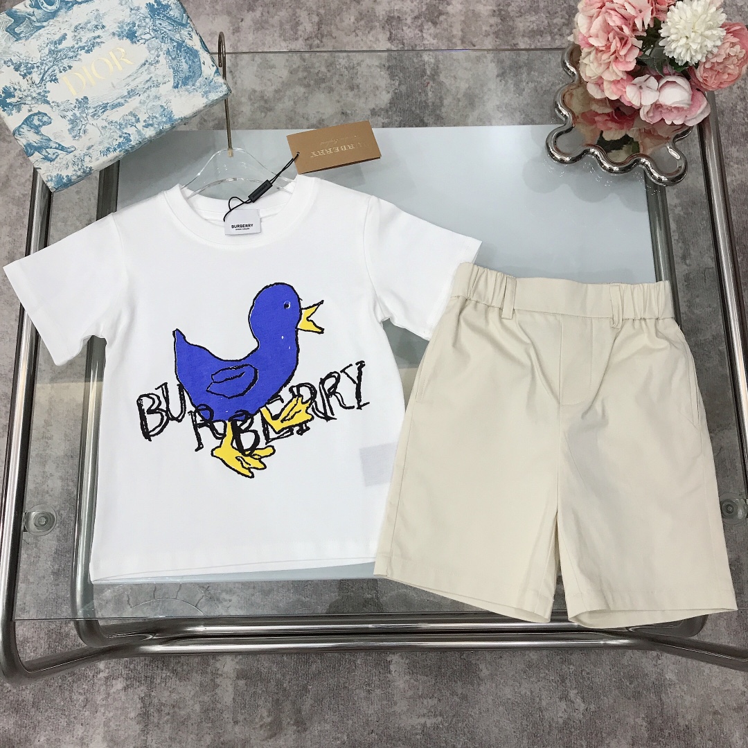 NO:210316,Spot shipped Burberr* Set The same style for counter ~/SS [round neck T-shirt shorts] Colorful bright bird printed top with shorts cotton twill fabric to create the back pocket embellishment of the same color Equestrian knight logo embroidery exquisite pure cotton fabric to create a set of top body handsome, high-end fashionable style, the upper body effect is very good Color blue white Size-110-120-130-140-150 [CM] Requires counter packaging, clothes, burberry, shorts, tees, t-shirt,19860909现货发  Burberr* 套装 专柜同款～/SS【圆领T恤短裤】彩色亮眼飞鸟印花上衣搭配短裤棉质斜纹面料打造后口袋点缀同色系马术骑士徽标刺绣 精致纯棉面料打造 一套上身帅气十足 高级时髦款 上身效果非常好 颜色蓝色 白色 尺码-110-120-130-140-150【CM】 需要专柜包装元,衣服,burberry,shorts,tees，t-shirt,,Children's