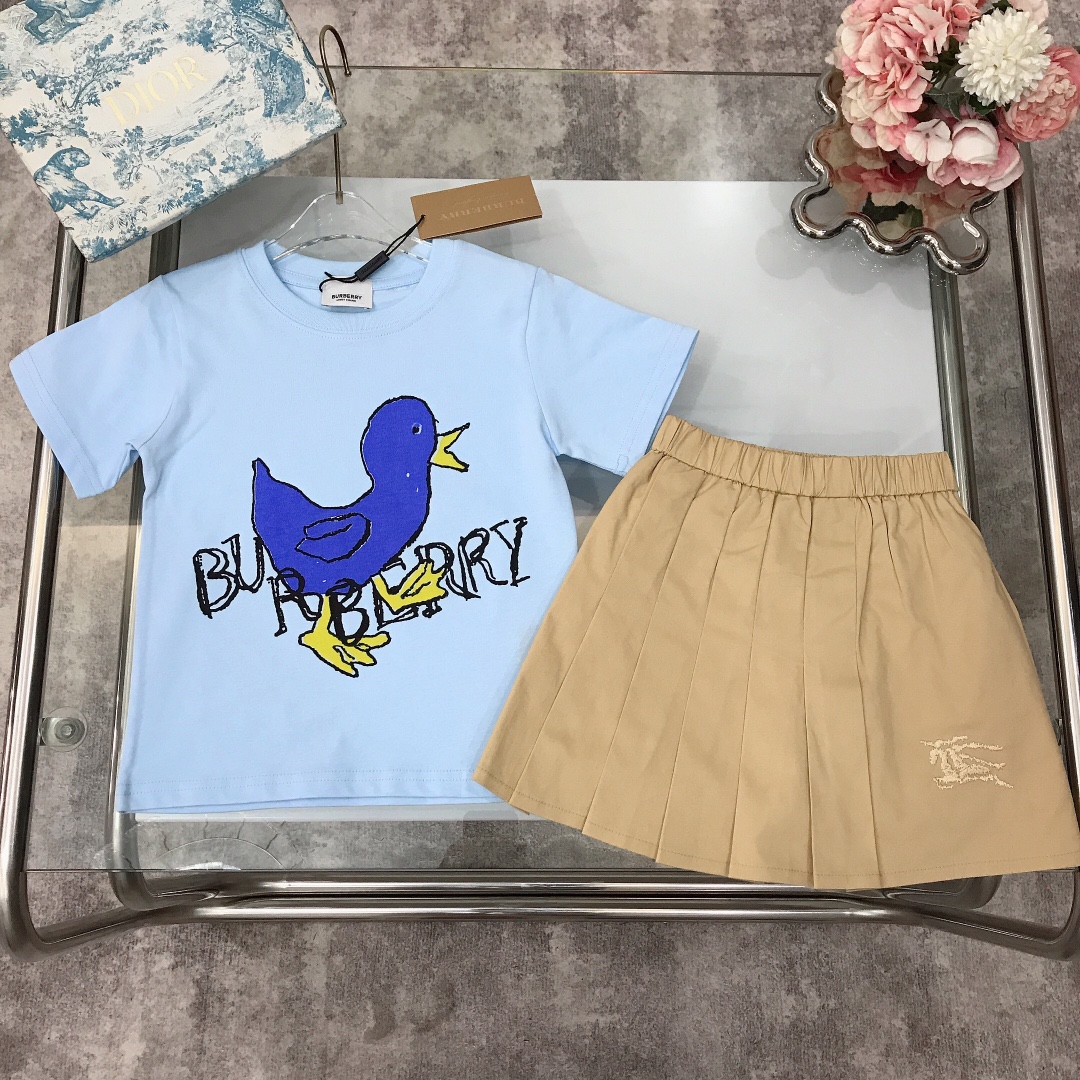 NO:210321,Burberr* Skirts, brother and sister style~ same style for counter~/SS [round neck T-shirt pleated skirt] Colorful bright bird printed top with pleated skirt Cotton twill fabric is made to create the same color Equestrian knight logo embroidery with the lower left corner. The inner lined safety pants are designed exquisite cotton fabric. A set of upper body casual and fashionable style. The upper body effect is very good. Color blue white. Size-110-120-130-140-150 [CM] Requires counter packaging, clothes, burberry, skirts, tees, t-shirt,19860909现货发  Burberr* 套裙 兄妹款～专柜同款～/SS【圆领T恤百褶半裙】彩色亮眼飞鸟印花上衣搭配百褶半裙棉质斜纹面料打造左下角点缀同色系马术骑士徽标刺绣 内里附有内衬安全裤设计 精致纯棉面料打造 一套上身休闲又不失时尚感 高级时髦款 上身效果非常好 颜色蓝色 白色 尺码-110-120-130-140-150【CM】 需要专柜包装元,衣服,burberry,skirts,tees，t-shirt,,Children's