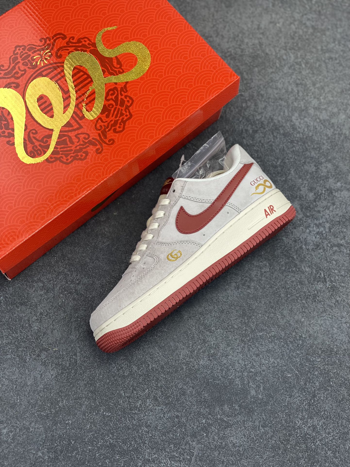 图片[7]-NIke Air Force 1 \’07 Low “古驰联名蛇年限定–猪八红蛇”空军一号 低帮 运动鞋 休闲鞋 折边针车 工艺难度大 原楦头原纸板 原装鞋盒 定制五金配件 内置全掌气垫 原厂鞋底 货号：XZ6188-020 尺码：36 36.5 37.5 38 38.5 39 40 40.5 41 42 42.5 43 44 44.5 45-选品中心
