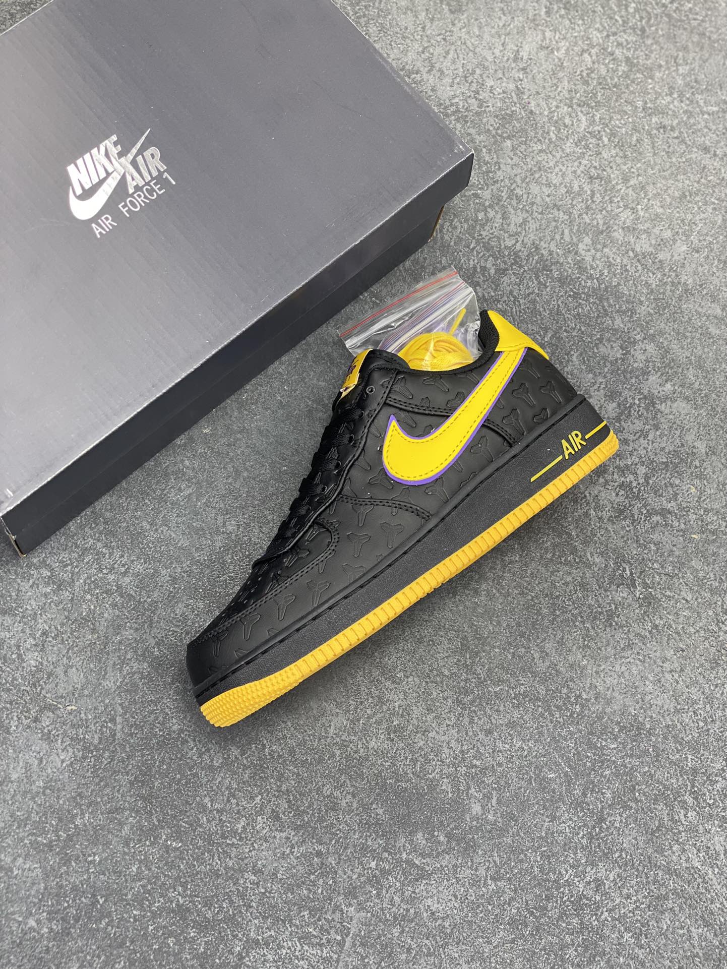 图片[7]-Nike Air Force 1 Low 空军一号低帮百搭休闲运动板鞋。柔软、弹性十足的缓震性能和出色的中底设计，横跨复古与现代的外型结合，造就出风靡全球三十多年的Force 1，直到今天还深受青睐。 货号：HV5122-001 尺码：36 36.5 37.5 38 38.5 39 40 40.5 41 42 42.5 43 44 44.5 45-选品中心