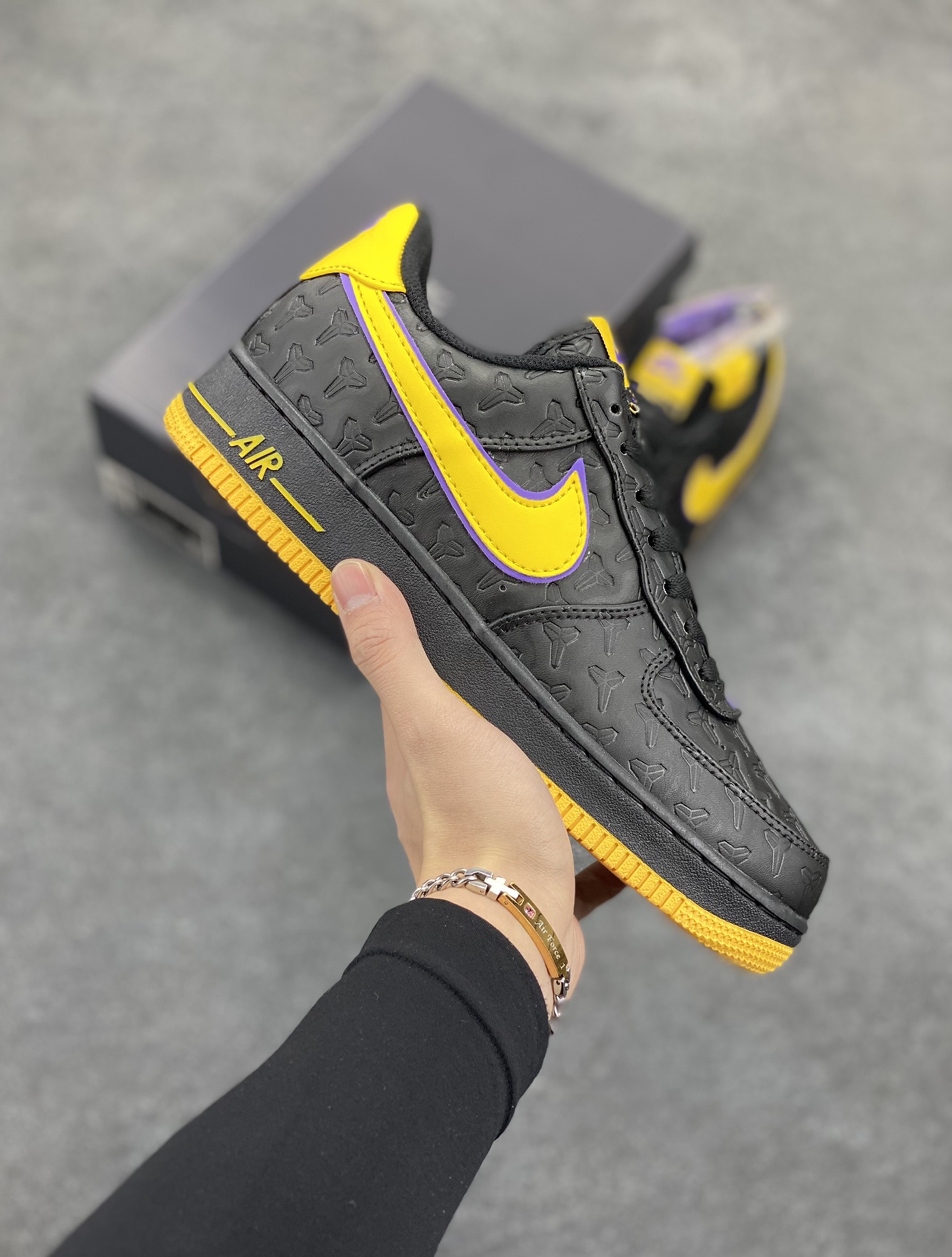 Nike Air Force 1 Low 空军一号低帮百搭休闲运动板鞋。柔软、弹性十足的缓震性能和出色的中底设计,横跨复古与现代的外型结合,造就出风靡全球三十多年的Force 1,直到今天还深受青睐。 货号:HV5122-001 尺码:36 36.5 37.5 38 38.5 39 40 40.5 41 42 42.5 43 44 44.5 45-选品中心