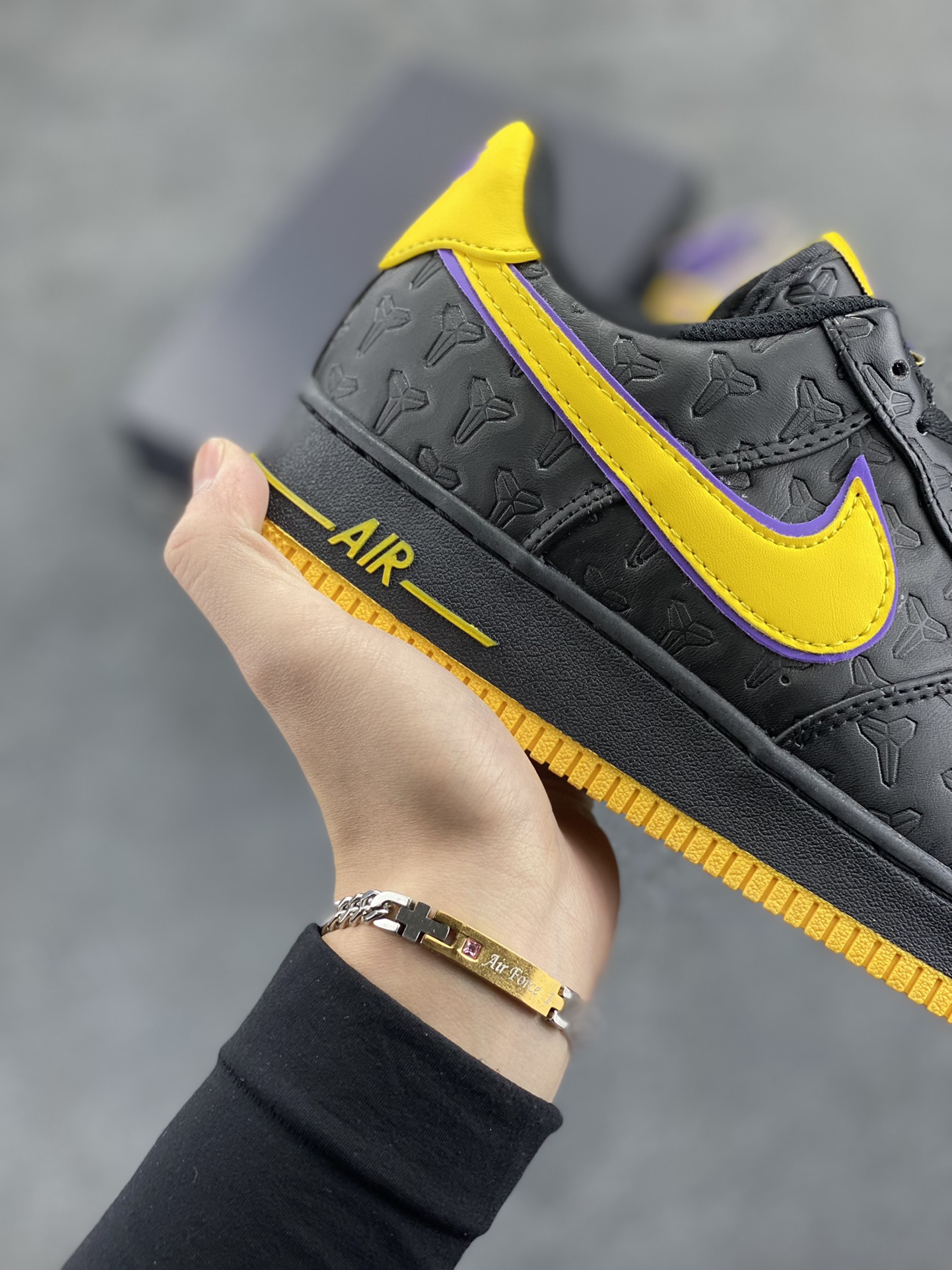 图片[6]-Nike Air Force 1 Low 空军一号低帮百搭休闲运动板鞋。柔软、弹性十足的缓震性能和出色的中底设计，横跨复古与现代的外型结合，造就出风靡全球三十多年的Force 1，直到今天还深受青睐。 货号：HV5122-001 尺码：36 36.5 37.5 38 38.5 39 40 40.5 41 42 42.5 43 44 44.5 45-选品中心