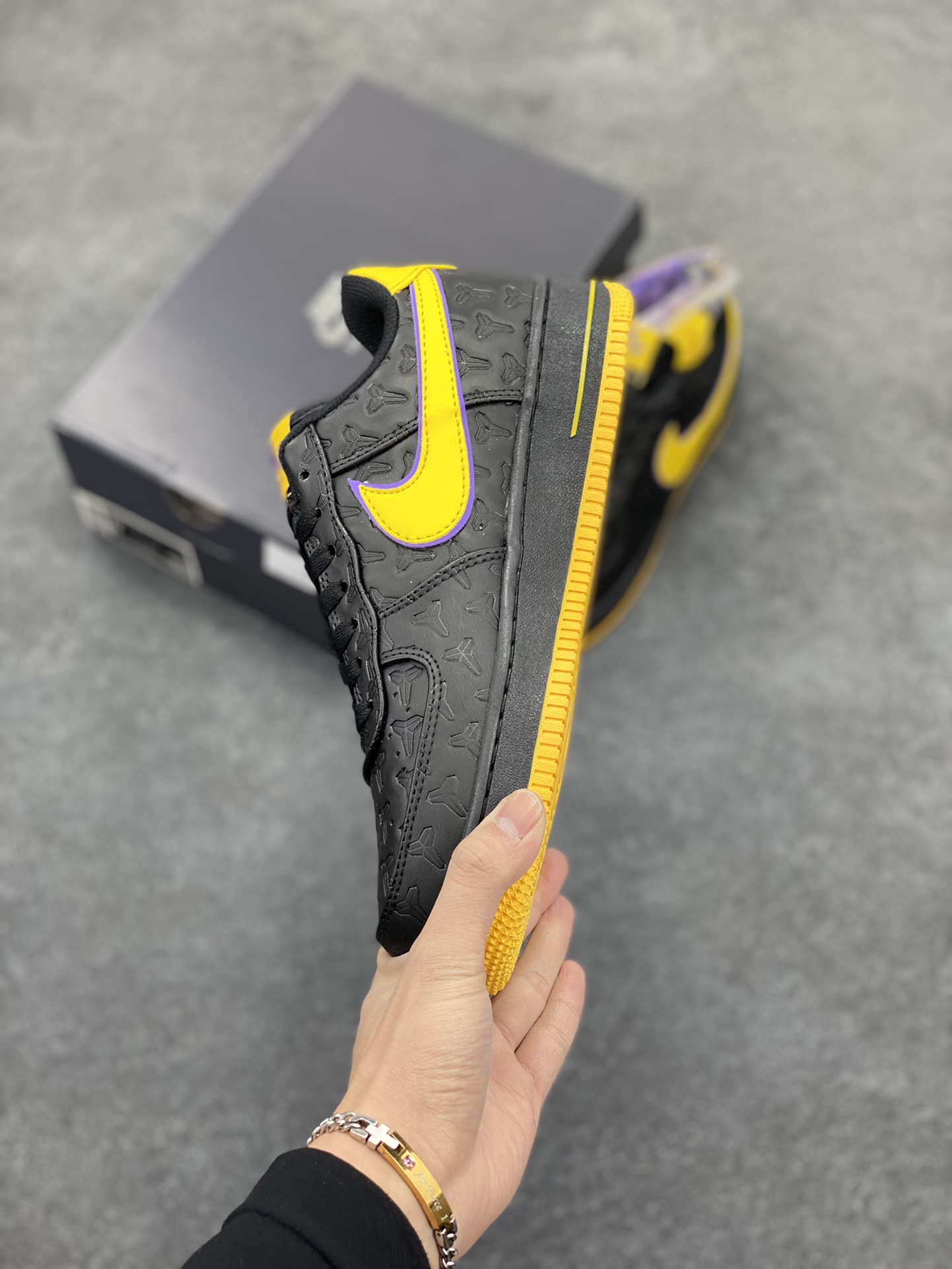 图片[3]-Nike Air Force 1 Low 空军一号低帮百搭休闲运动板鞋。柔软、弹性十足的缓震性能和出色的中底设计，横跨复古与现代的外型结合，造就出风靡全球三十多年的Force 1，直到今天还深受青睐。 货号：HV5122-001 尺码：36 36.5 37.5 38 38.5 39 40 40.5 41 42 42.5 43 44 44.5 45-选品中心