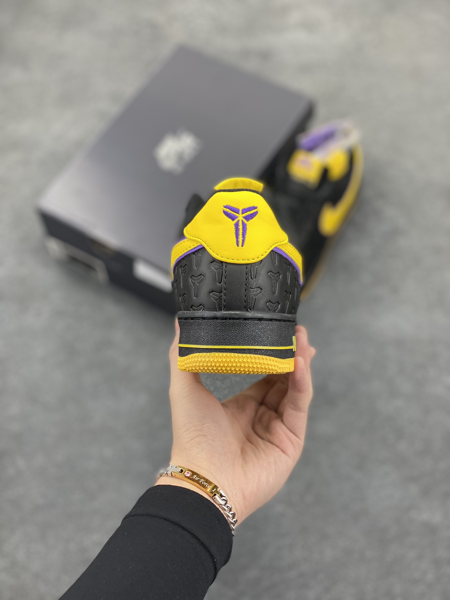 图片[4]-Nike Air Force 1 Low 空军一号低帮百搭休闲运动板鞋。柔软、弹性十足的缓震性能和出色的中底设计，横跨复古与现代的外型结合，造就出风靡全球三十多年的Force 1，直到今天还深受青睐。 货号：HV5122-001 尺码：36 36.5 37.5 38 38.5 39 40 40.5 41 42 42.5 43 44 44.5 45-选品中心