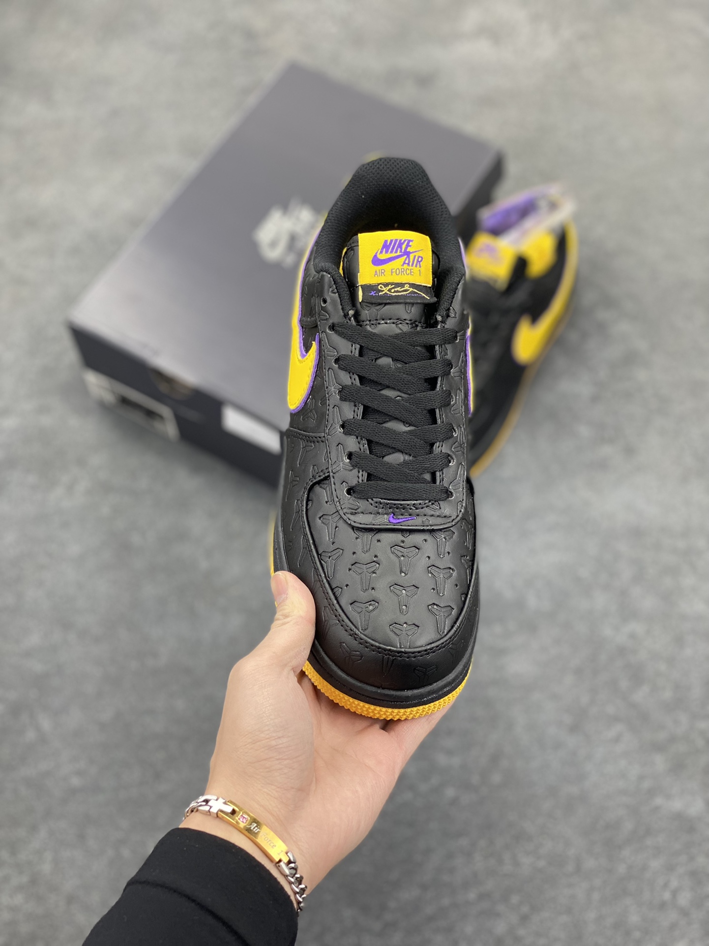 图片[2]-Nike Air Force 1 Low 空军一号低帮百搭休闲运动板鞋。柔软、弹性十足的缓震性能和出色的中底设计，横跨复古与现代的外型结合，造就出风靡全球三十多年的Force 1，直到今天还深受青睐。 货号：HV5122-001 尺码：36 36.5 37.5 38 38.5 39 40 40.5 41 42 42.5 43 44 44.5 45-选品中心