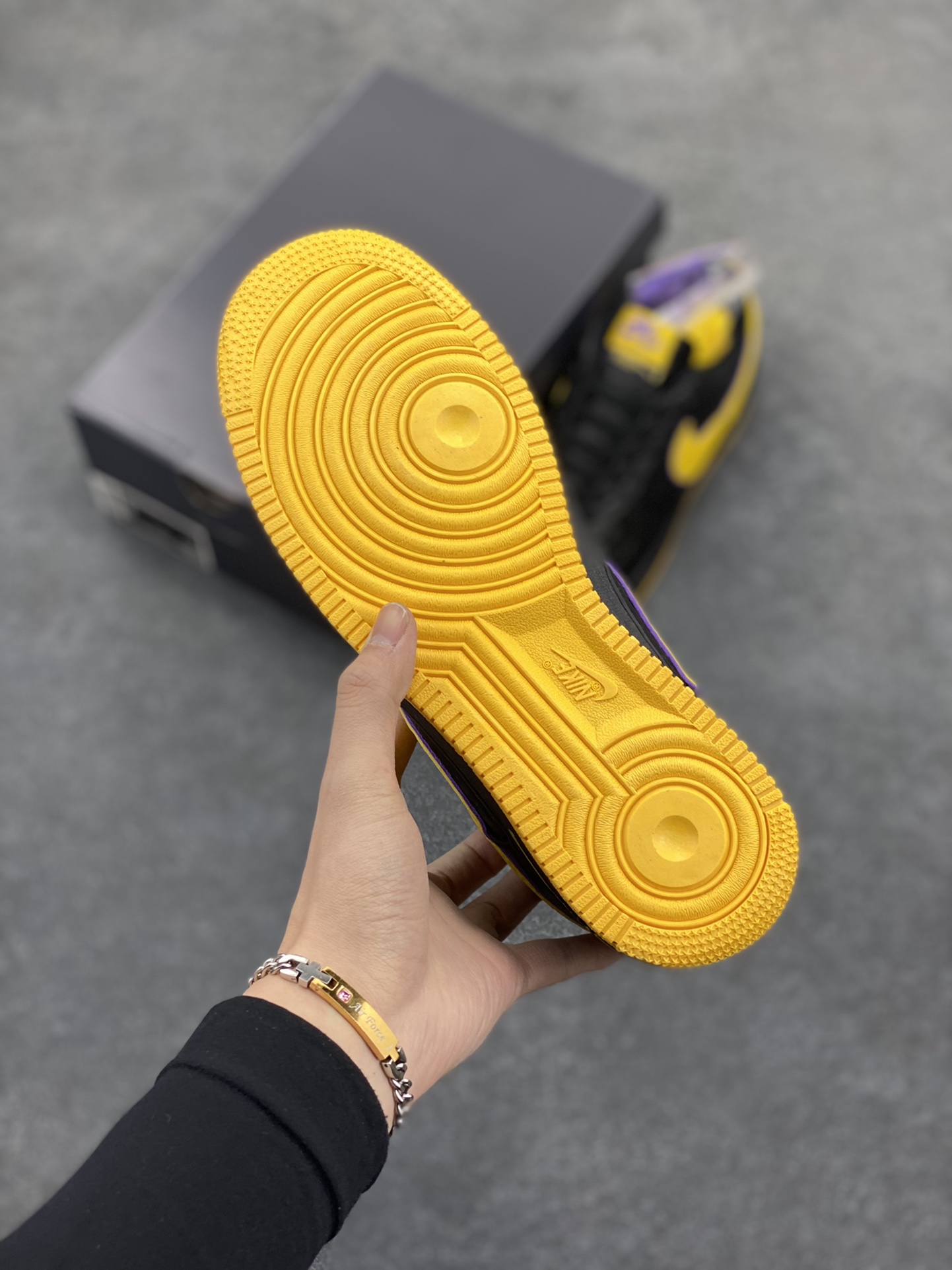 图片[5]-Nike Air Force 1 Low 空军一号低帮百搭休闲运动板鞋。柔软、弹性十足的缓震性能和出色的中底设计，横跨复古与现代的外型结合，造就出风靡全球三十多年的Force 1，直到今天还深受青睐。 货号：HV5122-001 尺码：36 36.5 37.5 38 38.5 39 40 40.5 41 42 42.5 43 44 44.5 45-选品中心