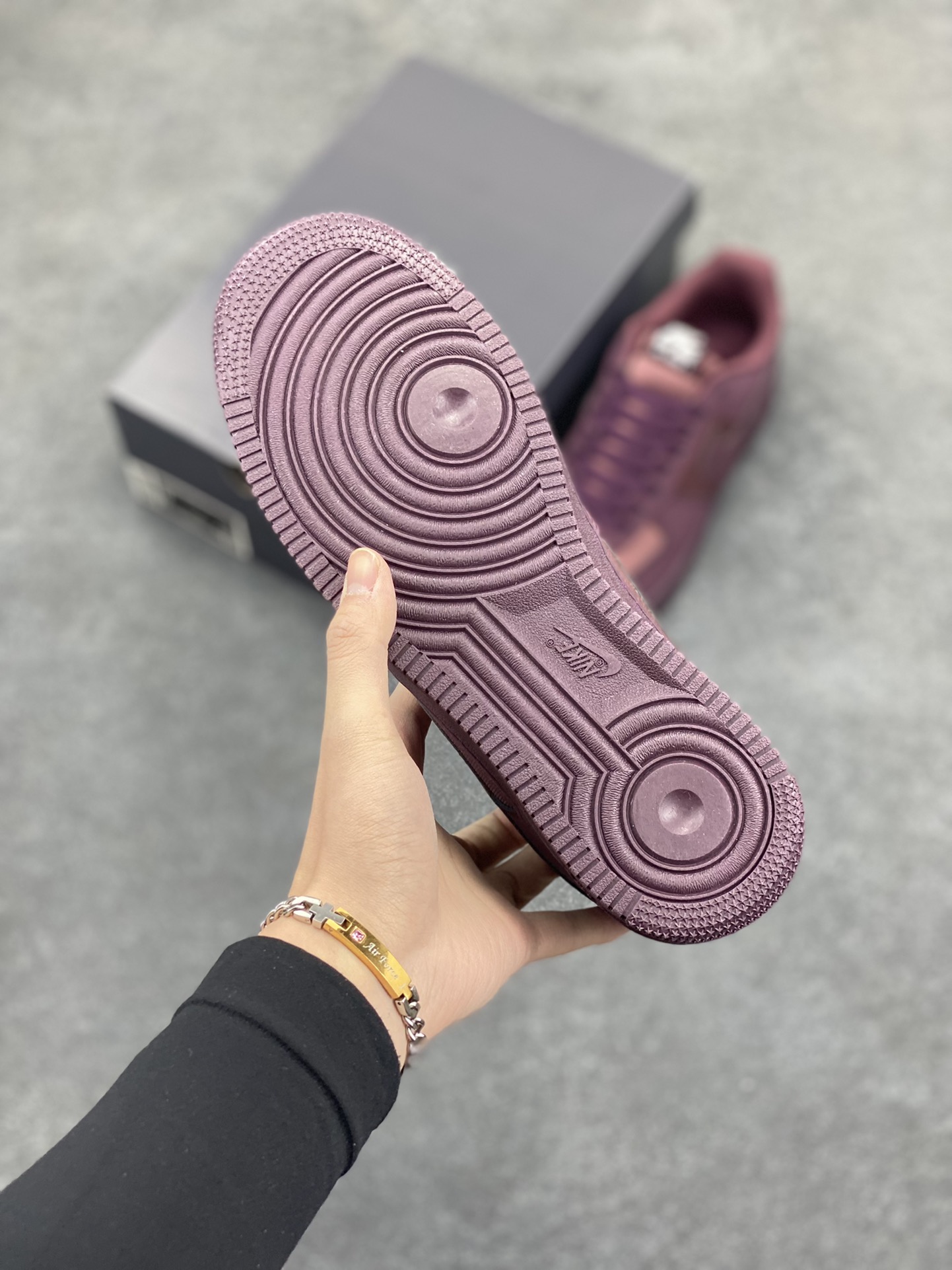 图片[5]-Nike Air Force 1 Low 空军一号低帮百搭休闲运动板鞋。柔软、弹性十足的缓震性能和出色的中底设计，横跨复古与现代的外型结合，造就出风靡全球三十多年的Force 1，直到今天还深受青睐。 货号：FB8876-600 尺码：36 36.5 37.5 38 38.5 39 40 40.5 41 42 42.5 43 44 44.5 45-选品中心