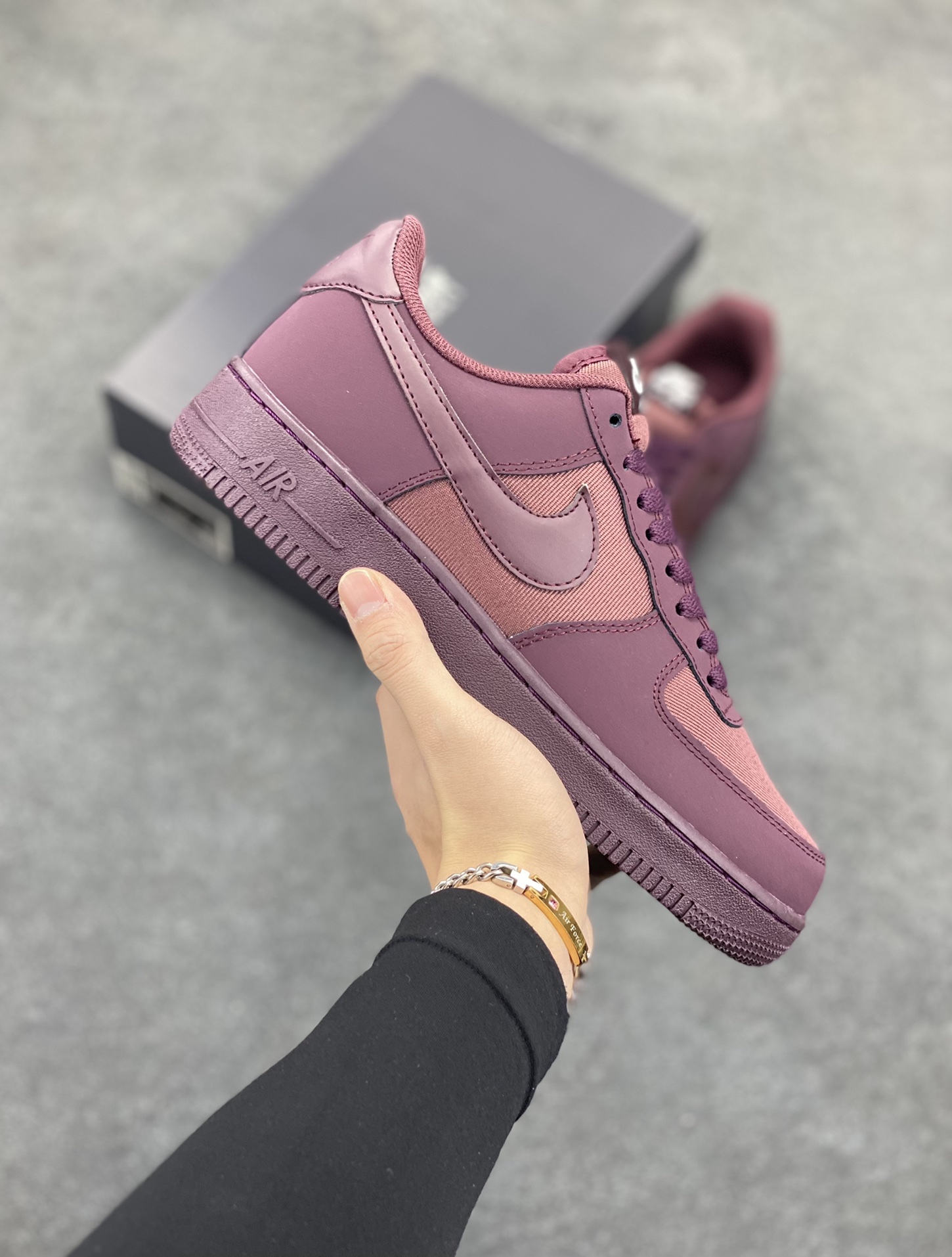 Nike Air Force 1 Low 空军一号低帮百搭休闲运动板鞋。柔软、弹性十足的缓震性能和出色的中底设计,横跨复古与现代的外型结合,造就出风靡全球三十多年的Force 1,直到今天还深受青睐。 货号:FB8876-600 尺码:36 36.5 37.5 38 38.5 39 40 40.5 41 42 42.5 43 44 44.5 45-选品中心