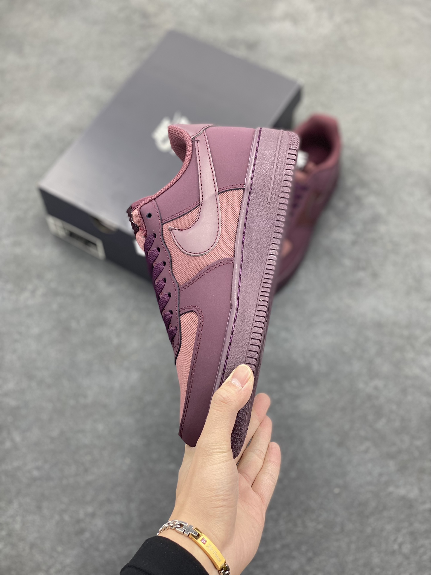 图片[3]-Nike Air Force 1 Low 空军一号低帮百搭休闲运动板鞋。柔软、弹性十足的缓震性能和出色的中底设计，横跨复古与现代的外型结合，造就出风靡全球三十多年的Force 1，直到今天还深受青睐。 货号：FB8876-600 尺码：36 36.5 37.5 38 38.5 39 40 40.5 41 42 42.5 43 44 44.5 45-选品中心