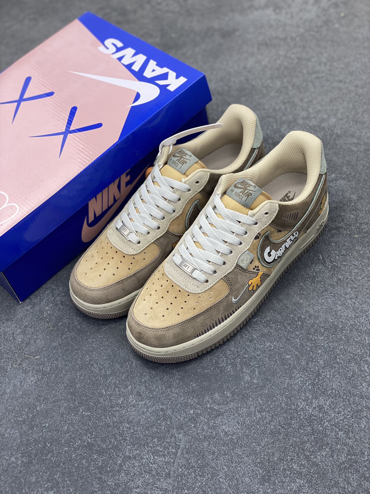 图片[8]-“加菲猫”Nike Air Force 1 “Garfield”#漫画系列 空军一号定制低帮秋冬板鞋 《加菲猫》是由吉姆·戴维斯的同名漫画作品改编的系列电视动画，加菲猫是一只橘黄色的胖猫咪，总是穿着红色的项圈，十分慵懒，有着一张大饼脸和圆滚滚的身材，形象十分可爱 货号：CD1212-333 尺码：36 36.5 37.5 38 38.5 39 40 40.5 41 42 42.5 43 44 44.5 45-选品中心