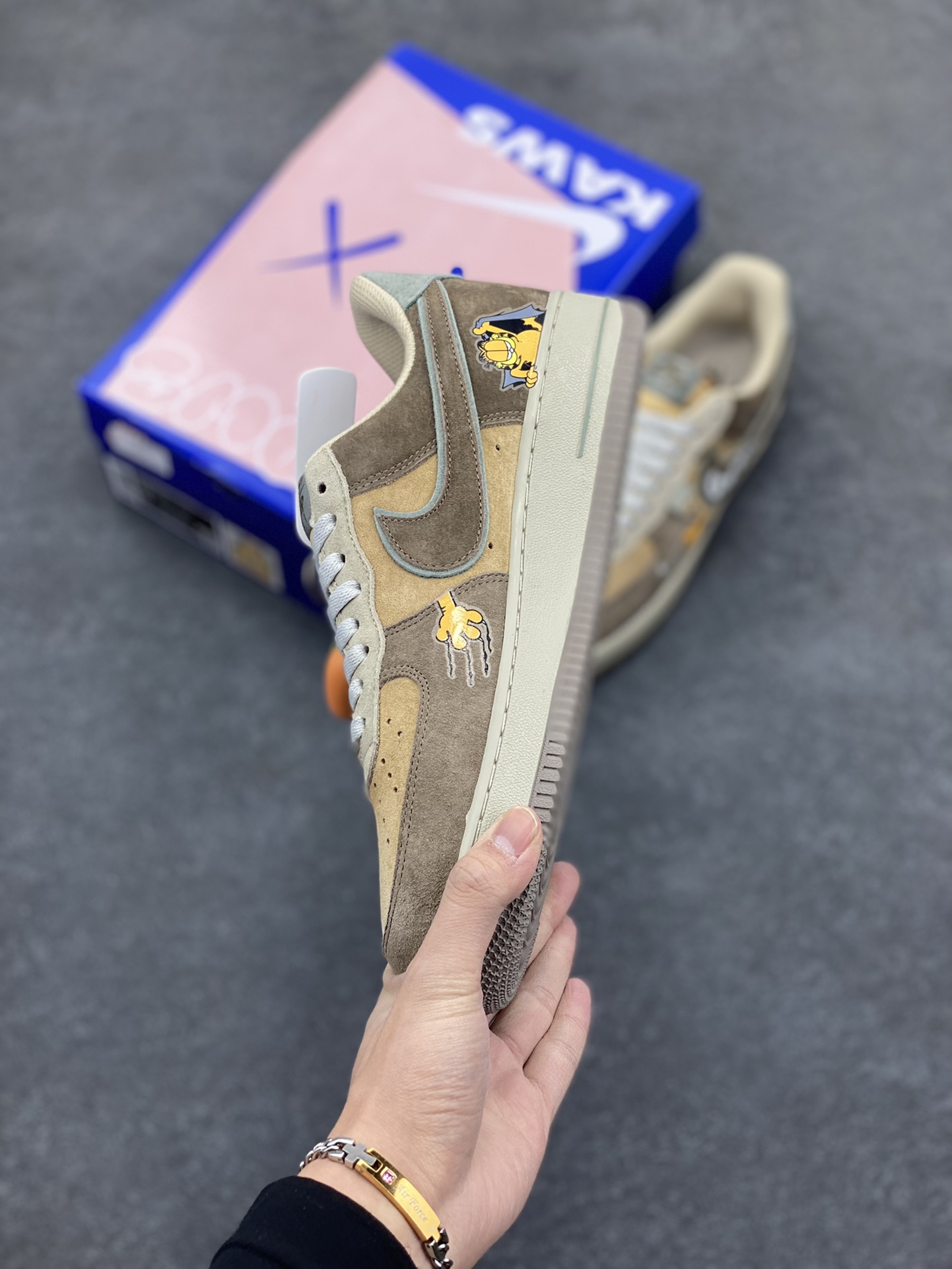 图片[3]-“加菲猫”Nike Air Force 1 “Garfield”#漫画系列 空军一号定制低帮秋冬板鞋 《加菲猫》是由吉姆·戴维斯的同名漫画作品改编的系列电视动画，加菲猫是一只橘黄色的胖猫咪，总是穿着红色的项圈，十分慵懒，有着一张大饼脸和圆滚滚的身材，形象十分可爱 货号：CD1212-333 尺码：36 36.5 37.5 38 38.5 39 40 40.5 41 42 42.5 43 44 44.5 45-选品中心