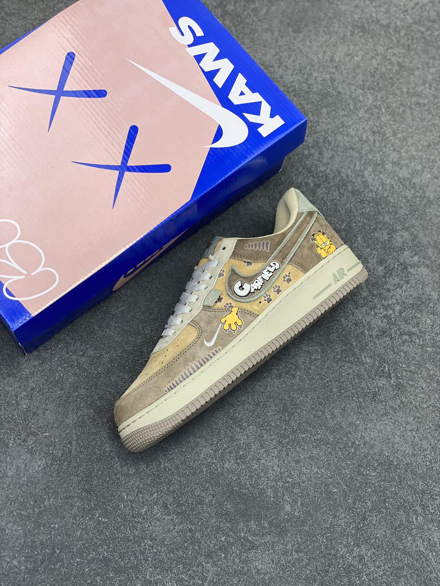 图片[7]-“加菲猫”Nike Air Force 1 “Garfield”#漫画系列 空军一号定制低帮秋冬板鞋 《加菲猫》是由吉姆·戴维斯的同名漫画作品改编的系列电视动画，加菲猫是一只橘黄色的胖猫咪，总是穿着红色的项圈，十分慵懒，有着一张大饼脸和圆滚滚的身材，形象十分可爱 货号：CD1212-333 尺码：36 36.5 37.5 38 38.5 39 40 40.5 41 42 42.5 43 44 44.5 45-选品中心