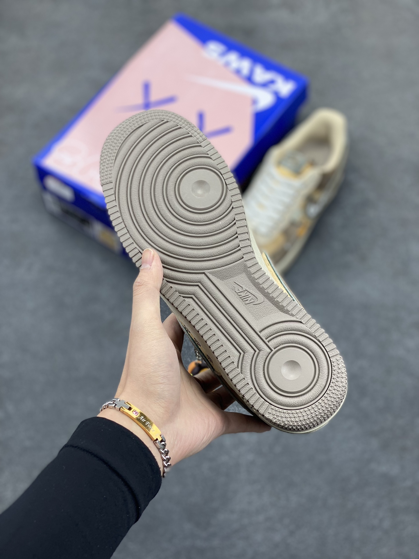 图片[5]-“加菲猫”Nike Air Force 1 “Garfield”#漫画系列 空军一号定制低帮秋冬板鞋 《加菲猫》是由吉姆·戴维斯的同名漫画作品改编的系列电视动画，加菲猫是一只橘黄色的胖猫咪，总是穿着红色的项圈，十分慵懒，有着一张大饼脸和圆滚滚的身材，形象十分可爱 货号：CD1212-333 尺码：36 36.5 37.5 38 38.5 39 40 40.5 41 42 42.5 43 44 44.5 45-选品中心