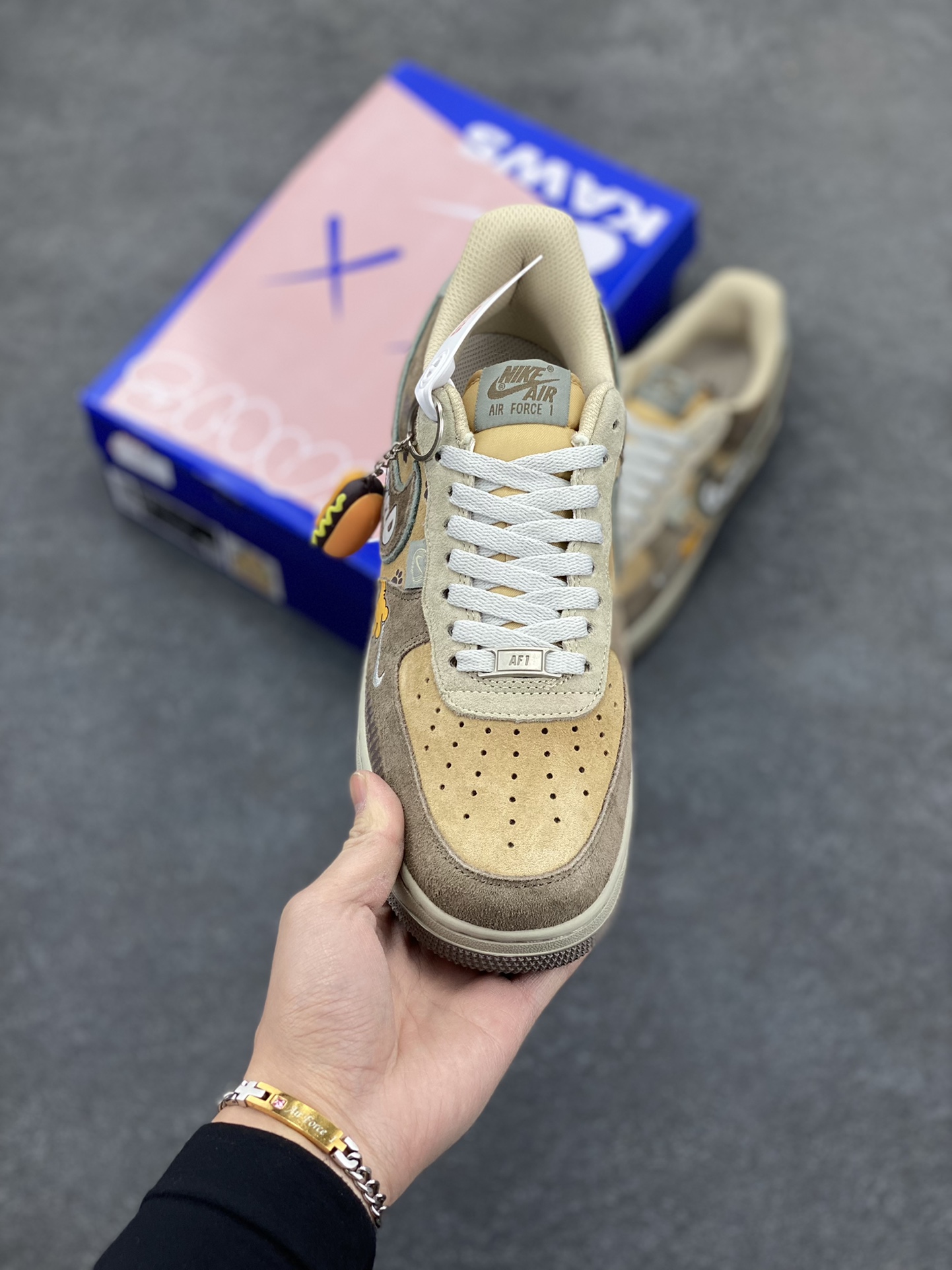 图片[2]-“加菲猫”Nike Air Force 1 “Garfield”#漫画系列 空军一号定制低帮秋冬板鞋 《加菲猫》是由吉姆·戴维斯的同名漫画作品改编的系列电视动画，加菲猫是一只橘黄色的胖猫咪，总是穿着红色的项圈，十分慵懒，有着一张大饼脸和圆滚滚的身材，形象十分可爱 货号：CD1212-333 尺码：36 36.5 37.5 38 38.5 39 40 40.5 41 42 42.5 43 44 44.5 45-选品中心