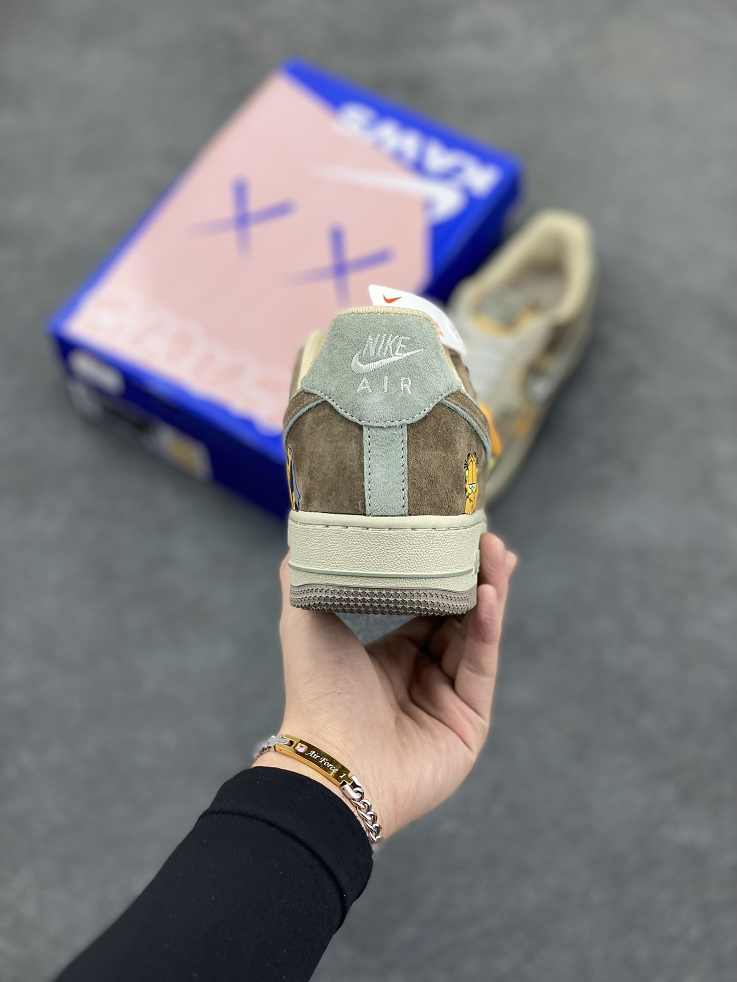 图片[4]-“加菲猫”Nike Air Force 1 “Garfield”#漫画系列 空军一号定制低帮秋冬板鞋 《加菲猫》是由吉姆·戴维斯的同名漫画作品改编的系列电视动画，加菲猫是一只橘黄色的胖猫咪，总是穿着红色的项圈，十分慵懒，有着一张大饼脸和圆滚滚的身材，形象十分可爱 货号：CD1212-333 尺码：36 36.5 37.5 38 38.5 39 40 40.5 41 42 42.5 43 44 44.5 45-选品中心