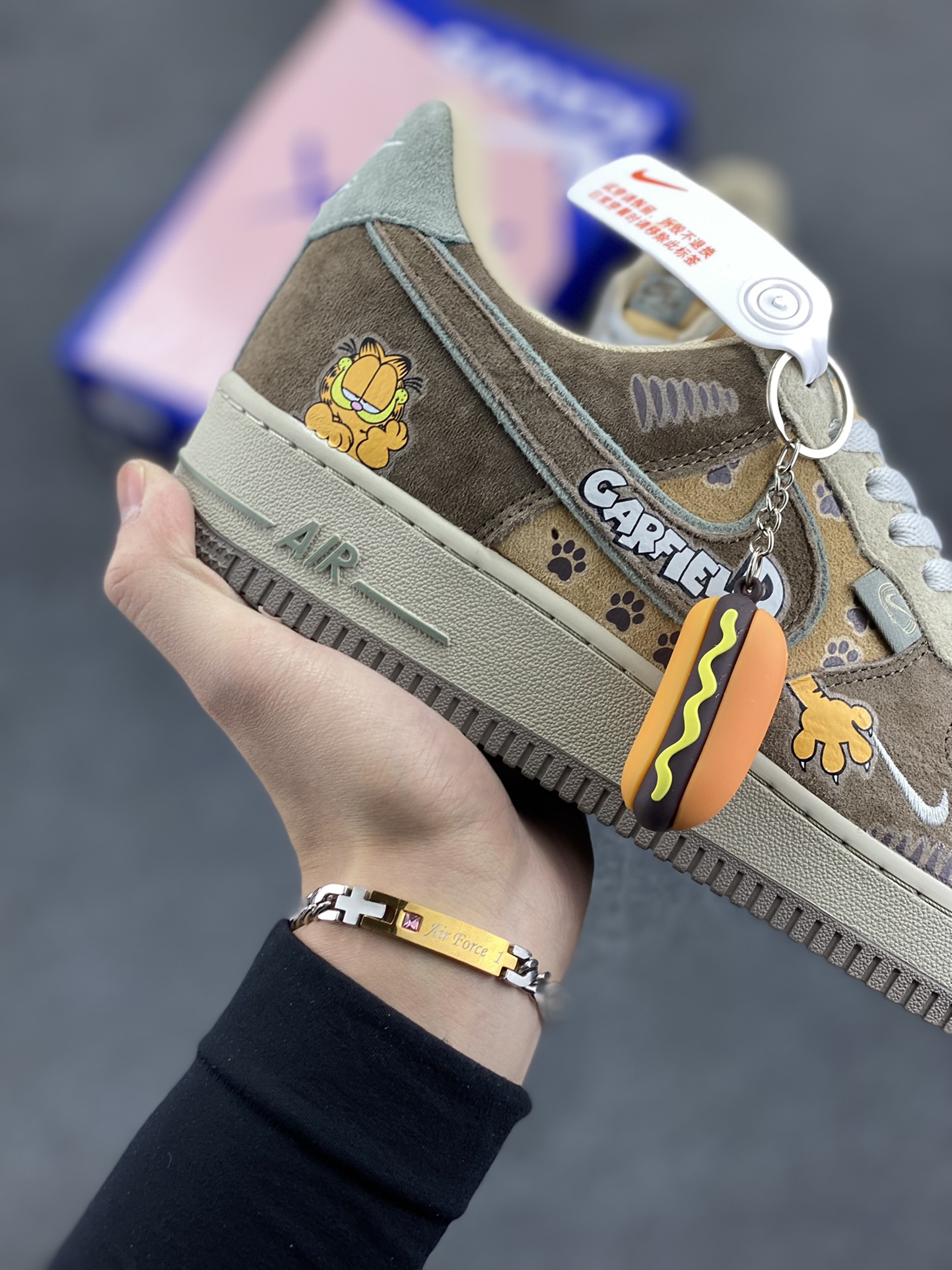 图片[6]-“加菲猫”Nike Air Force 1 “Garfield”#漫画系列 空军一号定制低帮秋冬板鞋 《加菲猫》是由吉姆·戴维斯的同名漫画作品改编的系列电视动画，加菲猫是一只橘黄色的胖猫咪，总是穿着红色的项圈，十分慵懒，有着一张大饼脸和圆滚滚的身材，形象十分可爱 货号：CD1212-333 尺码：36 36.5 37.5 38 38.5 39 40 40.5 41 42 42.5 43 44 44.5 45-选品中心