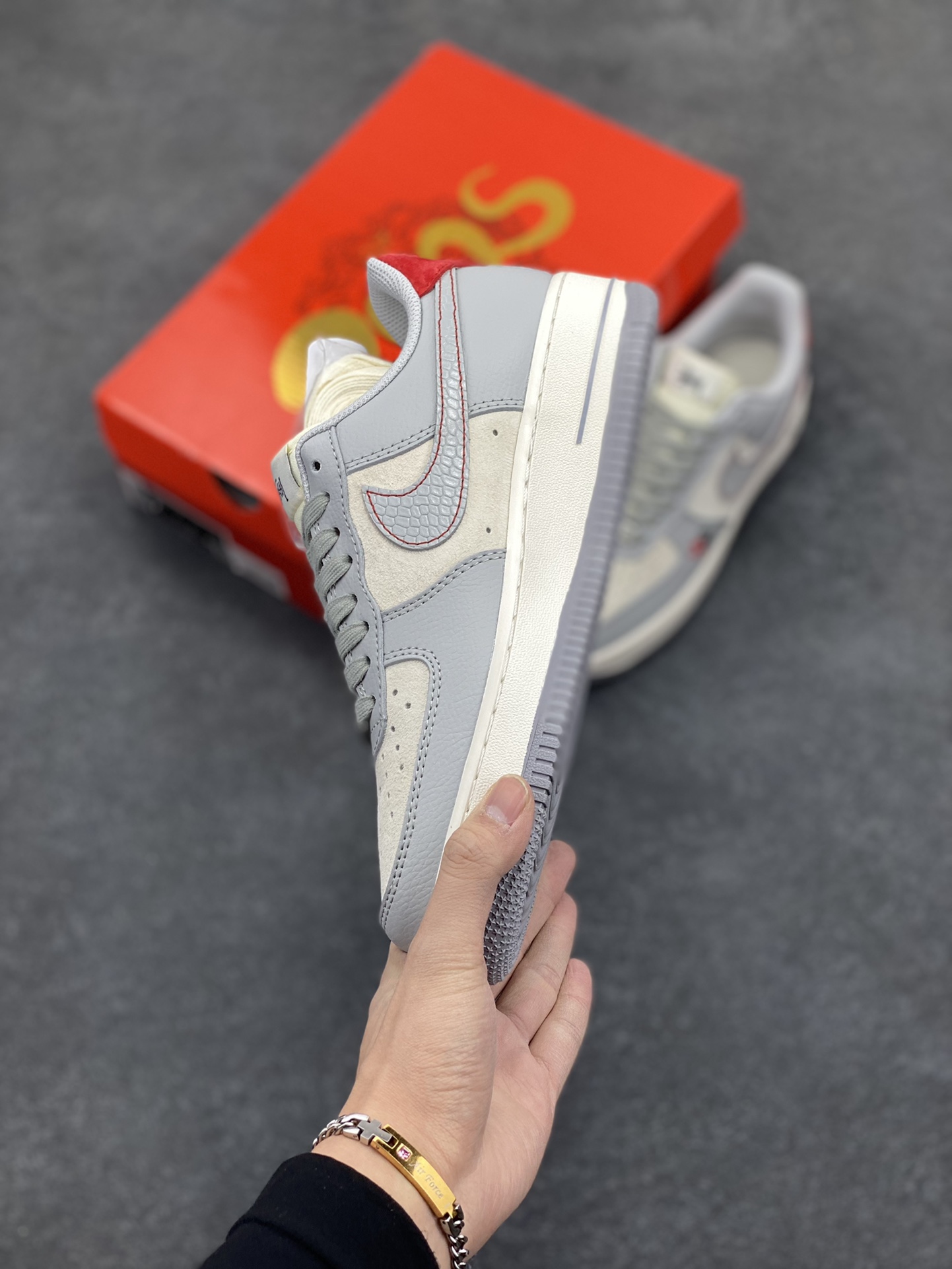 图片[3]-NIke Air Force 1 \’07 Low “斯图西联名蛇年限定–灰蛇”空军一号 低帮 运动鞋 休闲鞋 折边针车 工艺难度大 原楦头原纸板 原装鞋盒 定制五金配件 内置全掌气垫 原厂鞋底 货号：DM6688-027 尺码：36 36.5 37.5 38 38.5 39 40 40.5 41 42 42.5 43 44 44.5 45-选品中心