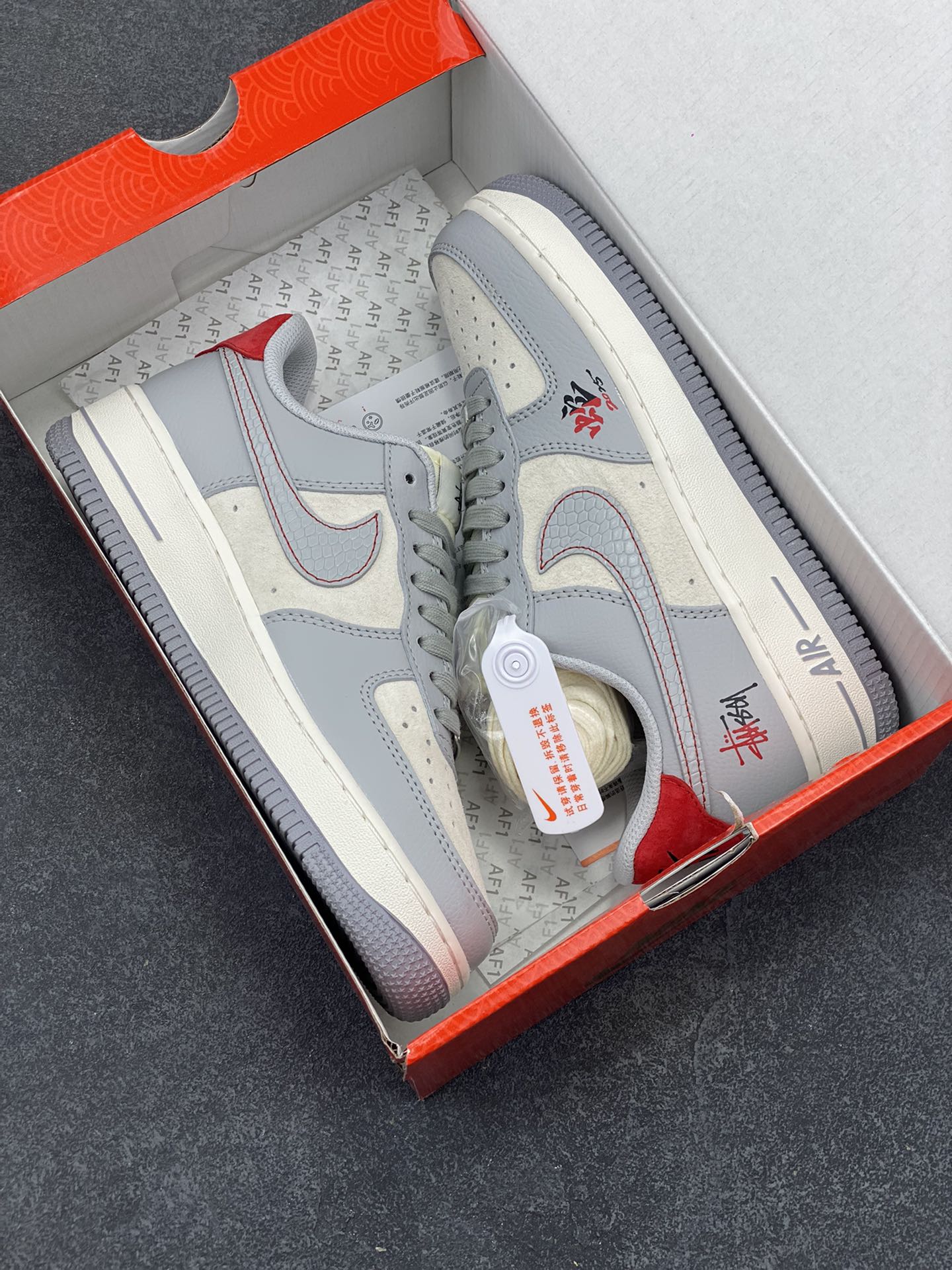 图片[9]-NIke Air Force 1 \’07 Low “斯图西联名蛇年限定–灰蛇”空军一号 低帮 运动鞋 休闲鞋 折边针车 工艺难度大 原楦头原纸板 原装鞋盒 定制五金配件 内置全掌气垫 原厂鞋底 货号：DM6688-027 尺码：36 36.5 37.5 38 38.5 39 40 40.5 41 42 42.5 43 44 44.5 45-选品中心