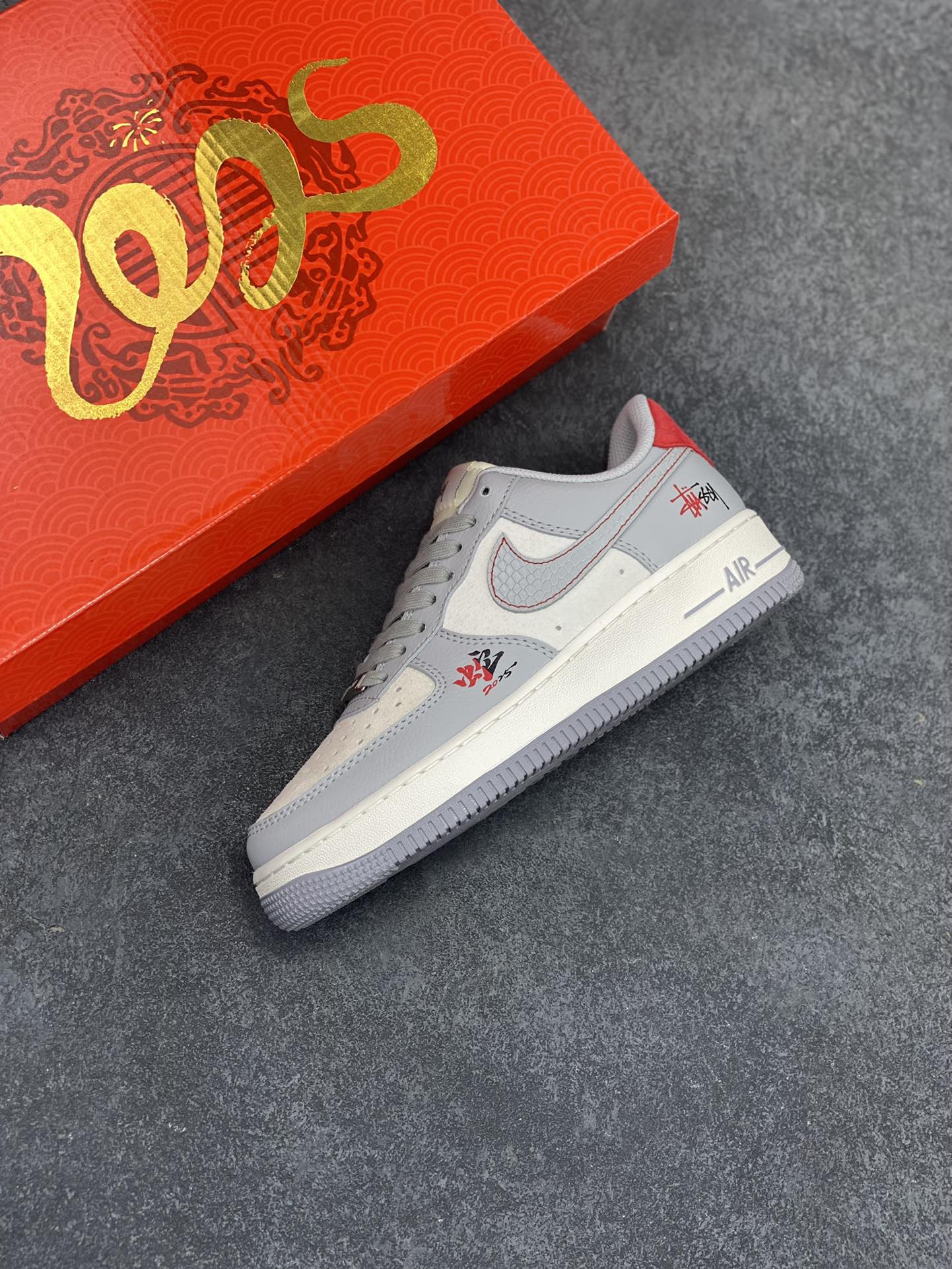 图片[7]-NIke Air Force 1 \’07 Low “斯图西联名蛇年限定–灰蛇”空军一号 低帮 运动鞋 休闲鞋 折边针车 工艺难度大 原楦头原纸板 原装鞋盒 定制五金配件 内置全掌气垫 原厂鞋底 货号：DM6688-027 尺码：36 36.5 37.5 38 38.5 39 40 40.5 41 42 42.5 43 44 44.5 45-选品中心