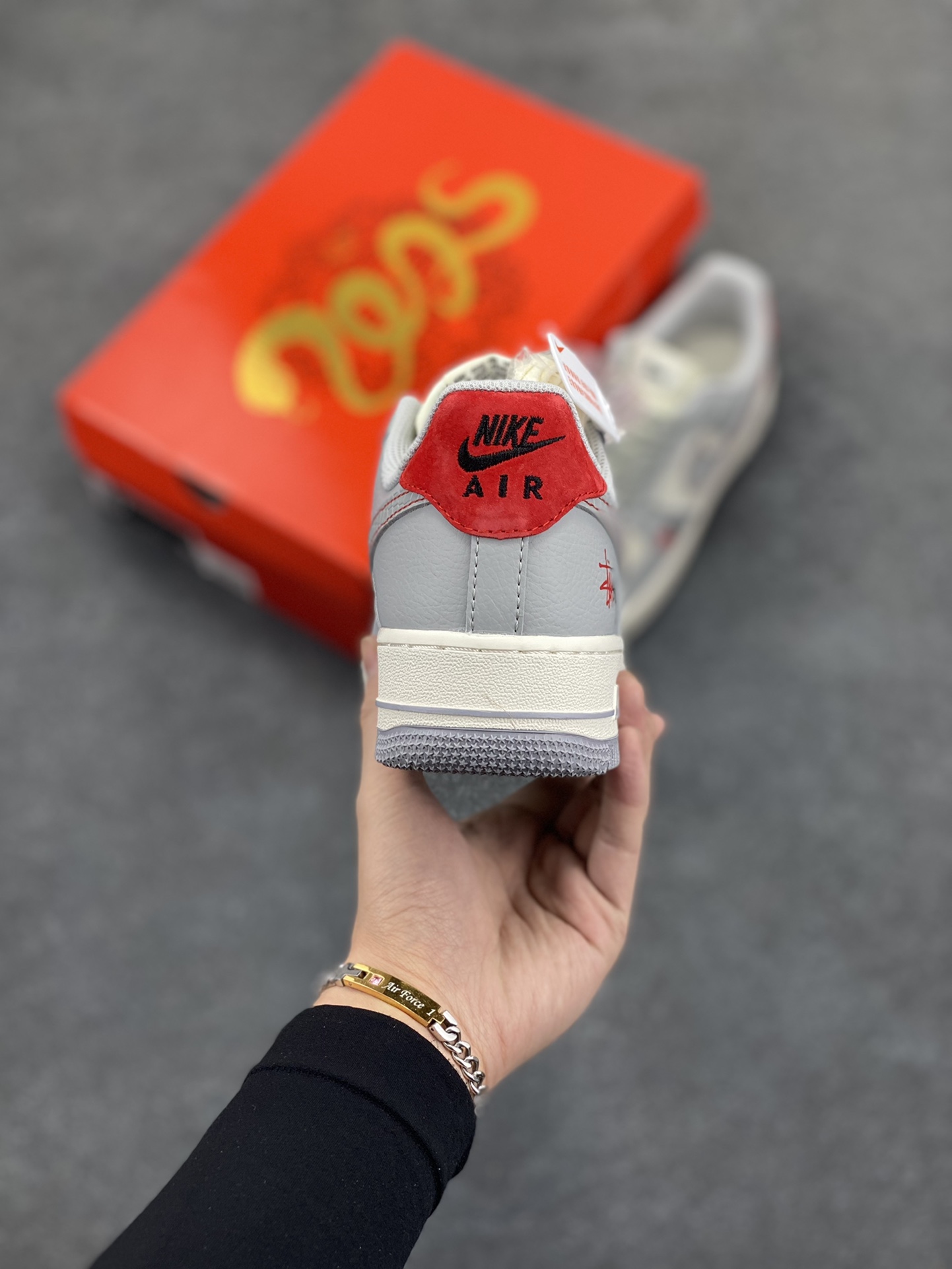图片[4]-NIke Air Force 1 \’07 Low “斯图西联名蛇年限定–灰蛇”空军一号 低帮 运动鞋 休闲鞋 折边针车 工艺难度大 原楦头原纸板 原装鞋盒 定制五金配件 内置全掌气垫 原厂鞋底 货号：DM6688-027 尺码：36 36.5 37.5 38 38.5 39 40 40.5 41 42 42.5 43 44 44.5 45-选品中心