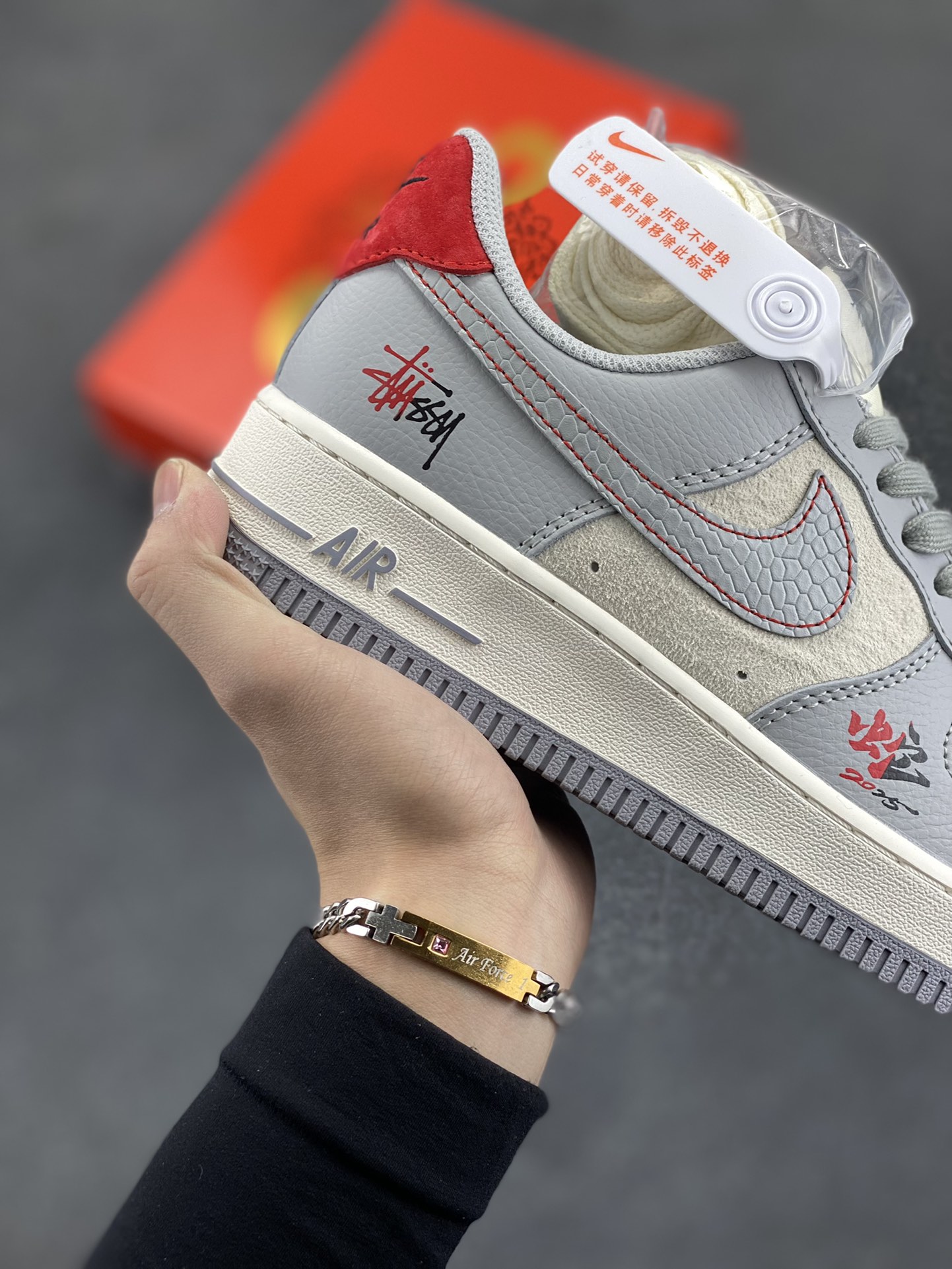 图片[6]-NIke Air Force 1 \’07 Low “斯图西联名蛇年限定–灰蛇”空军一号 低帮 运动鞋 休闲鞋 折边针车 工艺难度大 原楦头原纸板 原装鞋盒 定制五金配件 内置全掌气垫 原厂鞋底 货号：DM6688-027 尺码：36 36.5 37.5 38 38.5 39 40 40.5 41 42 42.5 43 44 44.5 45-选品中心