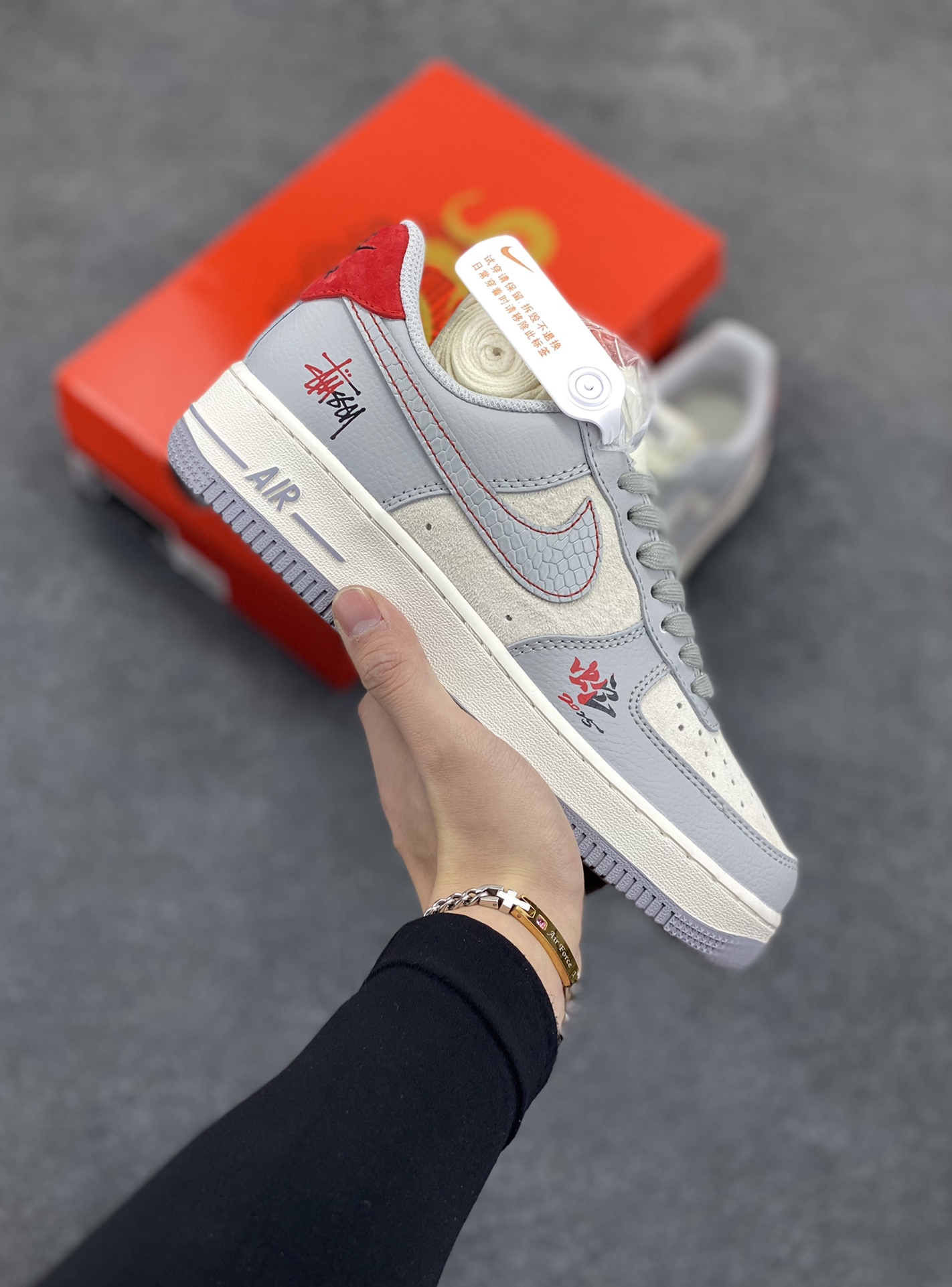 NIke Air Force 1 \’07 Low “斯图西联名蛇年限定–灰蛇”空军一号 低帮 运动鞋 休闲鞋 折边针车 工艺难度大 原楦头原纸板 原装鞋盒 定制五金配件 内置全掌气垫 原厂鞋底 货号:DM6688-027 尺码:36 36.5 37.5 38 38.5 39 40 40.5 41 42 42.5 43 44 44.5 45-选品中心