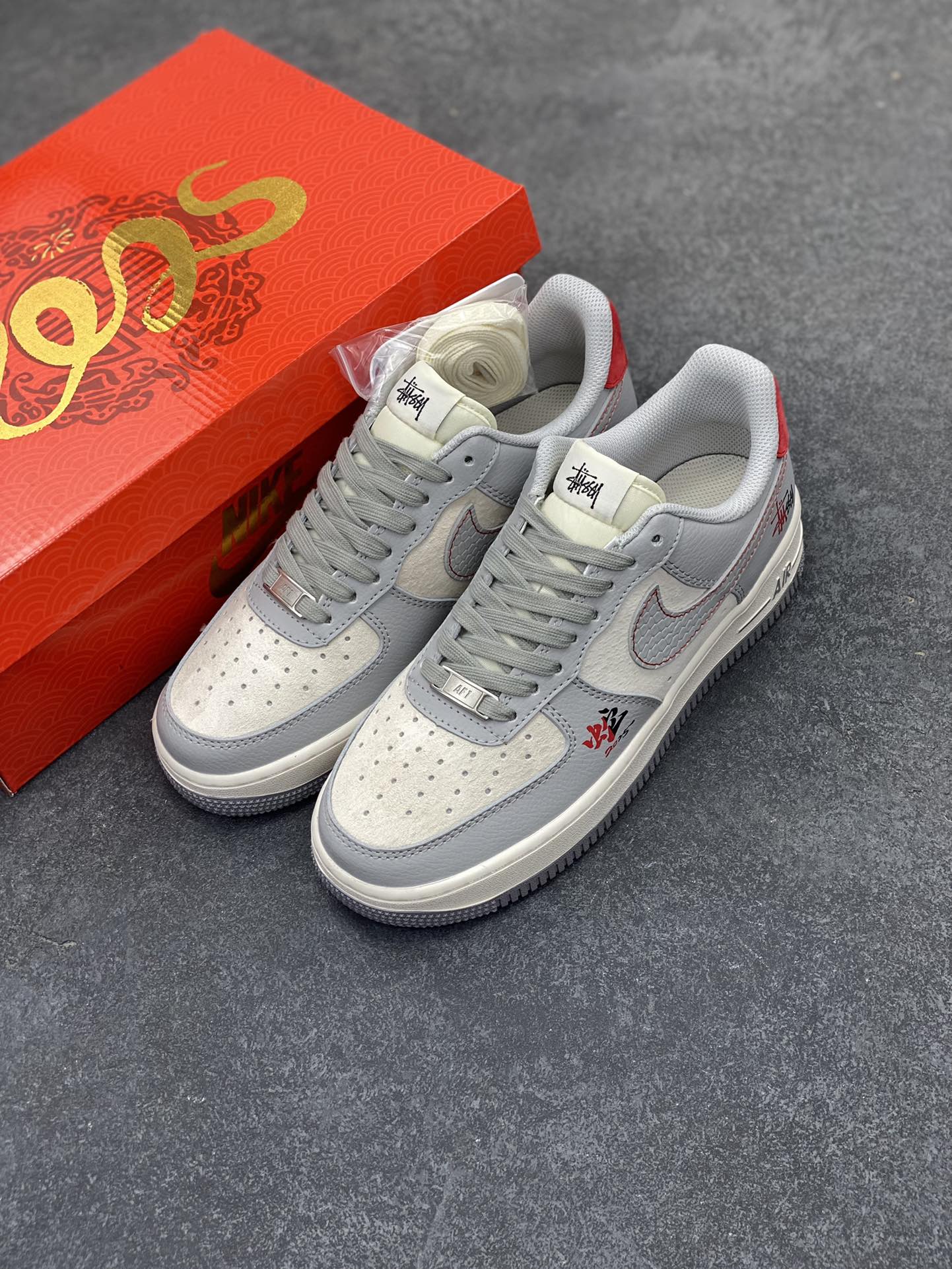图片[8]-NIke Air Force 1 \’07 Low “斯图西联名蛇年限定–灰蛇”空军一号 低帮 运动鞋 休闲鞋 折边针车 工艺难度大 原楦头原纸板 原装鞋盒 定制五金配件 内置全掌气垫 原厂鞋底 货号：DM6688-027 尺码：36 36.5 37.5 38 38.5 39 40 40.5 41 42 42.5 43 44 44.5 45-选品中心