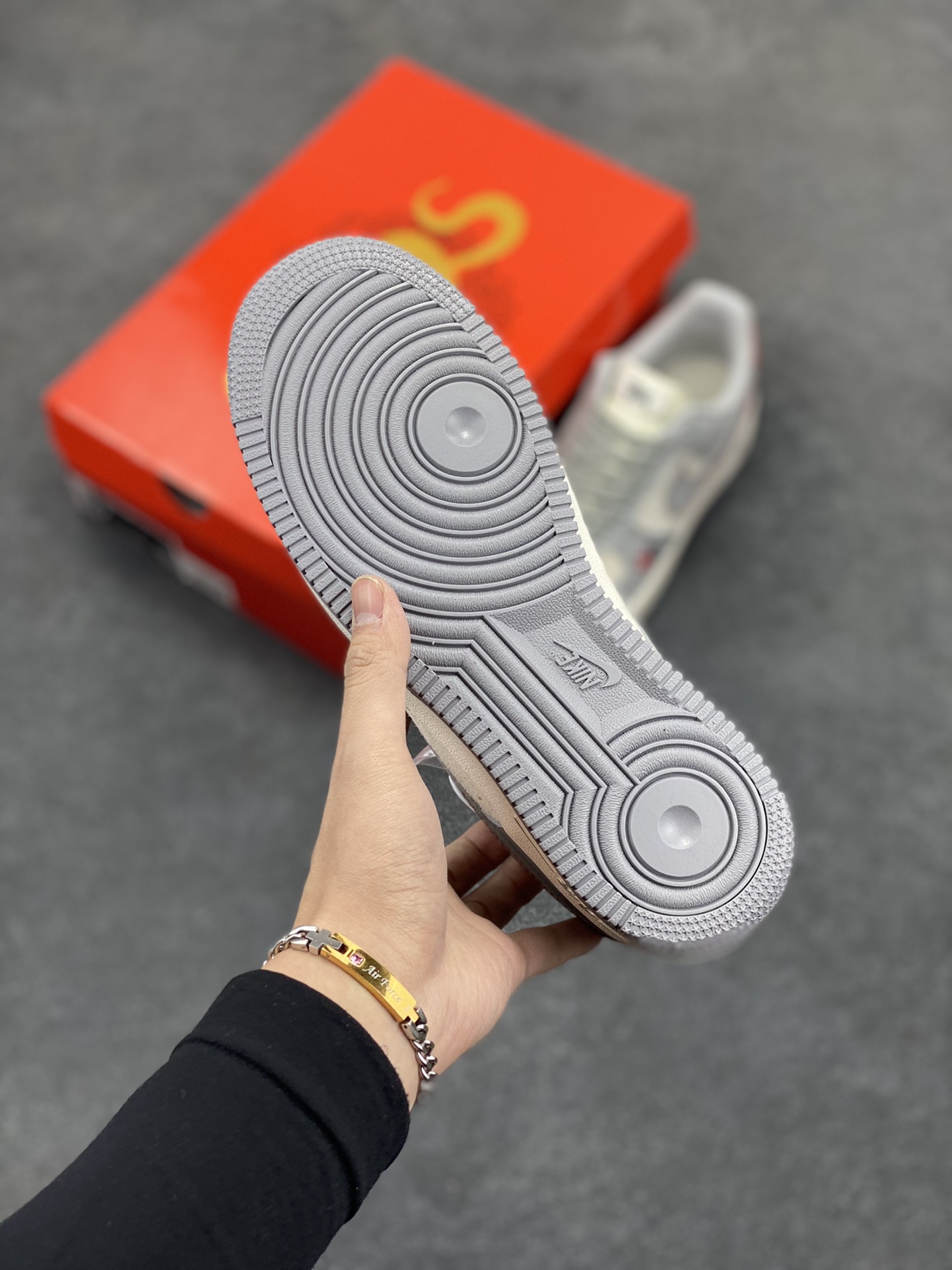 图片[5]-NIke Air Force 1 \’07 Low “斯图西联名蛇年限定–灰蛇”空军一号 低帮 运动鞋 休闲鞋 折边针车 工艺难度大 原楦头原纸板 原装鞋盒 定制五金配件 内置全掌气垫 原厂鞋底 货号：DM6688-027 尺码：36 36.5 37.5 38 38.5 39 40 40.5 41 42 42.5 43 44 44.5 45-选品中心