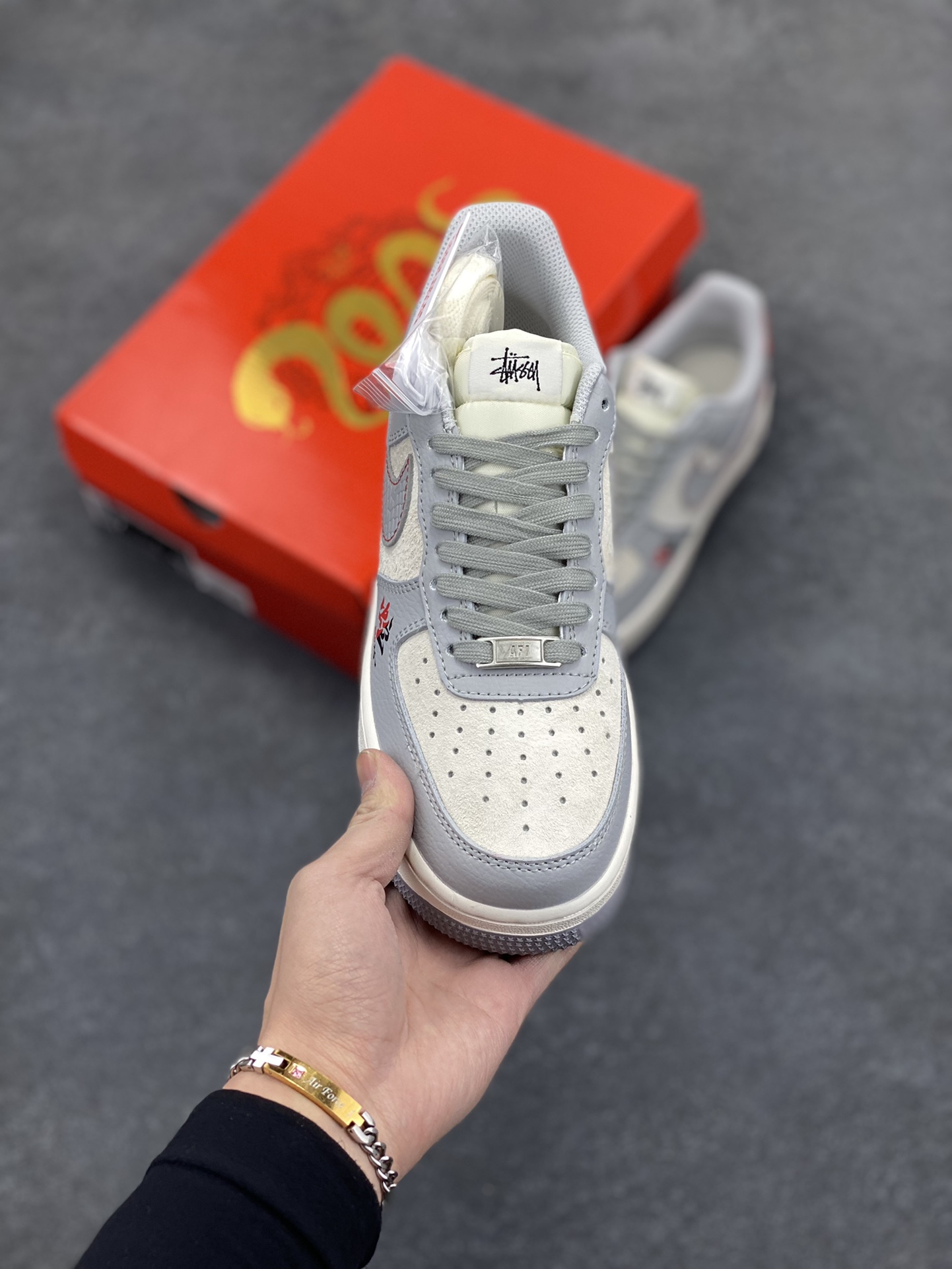 图片[2]-NIke Air Force 1 \’07 Low “斯图西联名蛇年限定–灰蛇”空军一号 低帮 运动鞋 休闲鞋 折边针车 工艺难度大 原楦头原纸板 原装鞋盒 定制五金配件 内置全掌气垫 原厂鞋底 货号：DM6688-027 尺码：36 36.5 37.5 38 38.5 39 40 40.5 41 42 42.5 43 44 44.5 45-选品中心