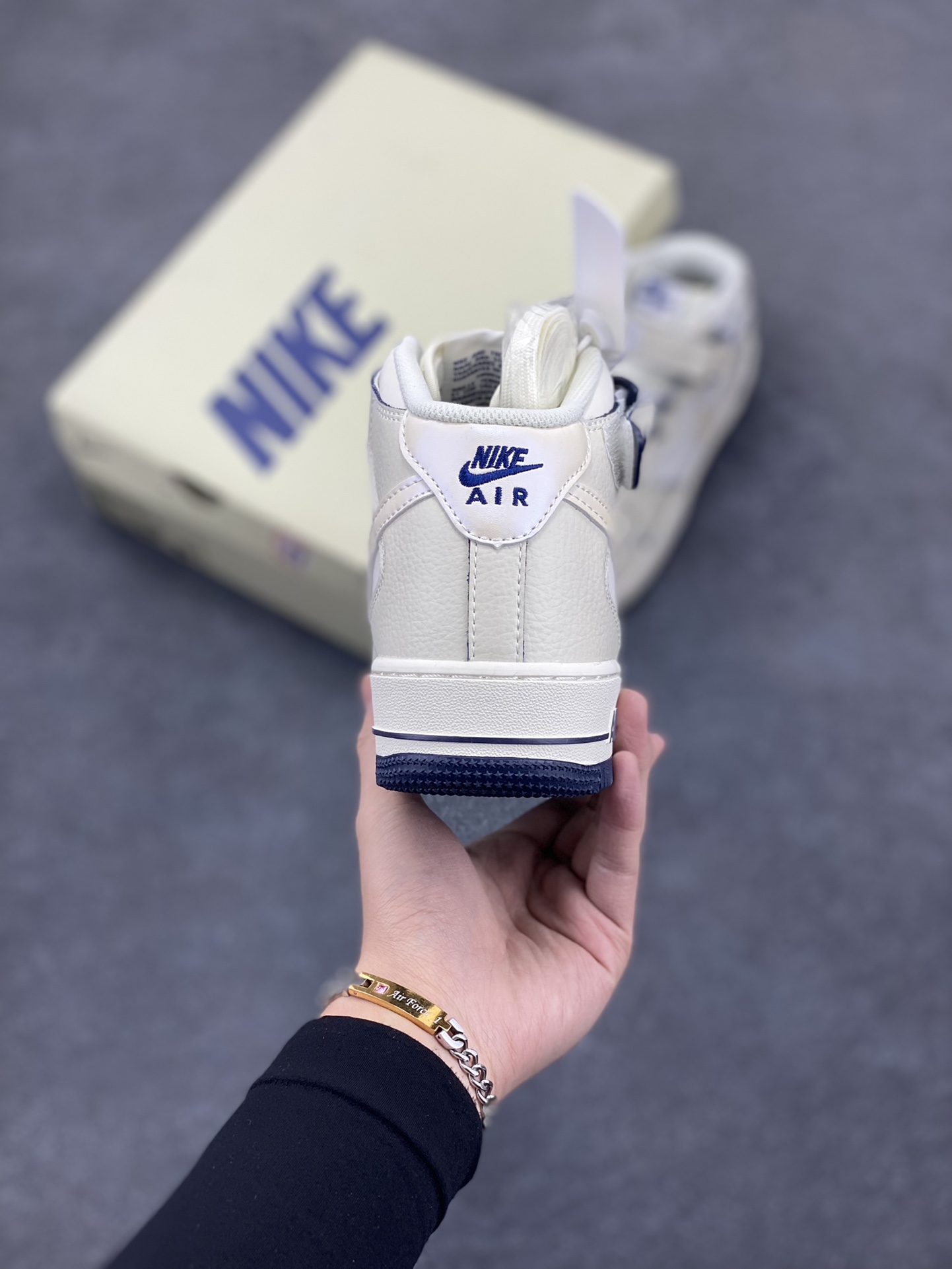 图片[4]-小红书爆款  Nike Air Force 1 MID \’07 “深蓝珠光”小勾空军一号中帮休闲板鞋 3M反光 定制皮料 原楦原纸板 纯正版型 清洁度完美 内置全掌气垫 货号：SG2356-801 尺码：36 36.5 37.5 38 38.5 39 40 40.5 41 42 42.5 43 44 44.5 45-选品中心