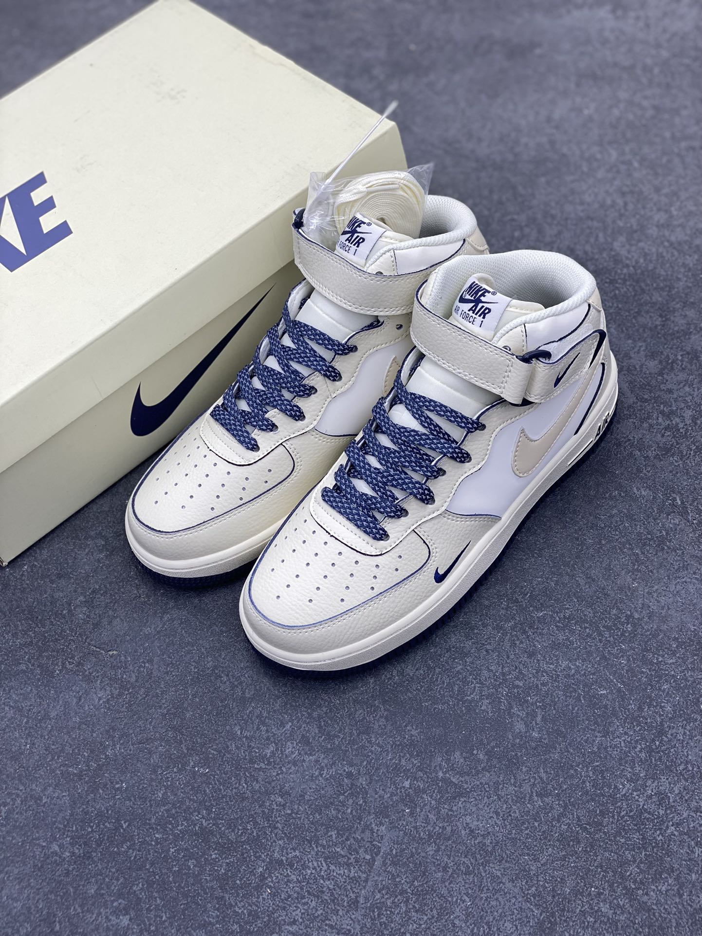 图片[8]-小红书爆款  Nike Air Force 1 MID \’07 “深蓝珠光”小勾空军一号中帮休闲板鞋 3M反光 定制皮料 原楦原纸板 纯正版型 清洁度完美 内置全掌气垫 货号：SG2356-801 尺码：36 36.5 37.5 38 38.5 39 40 40.5 41 42 42.5 43 44 44.5 45-选品中心