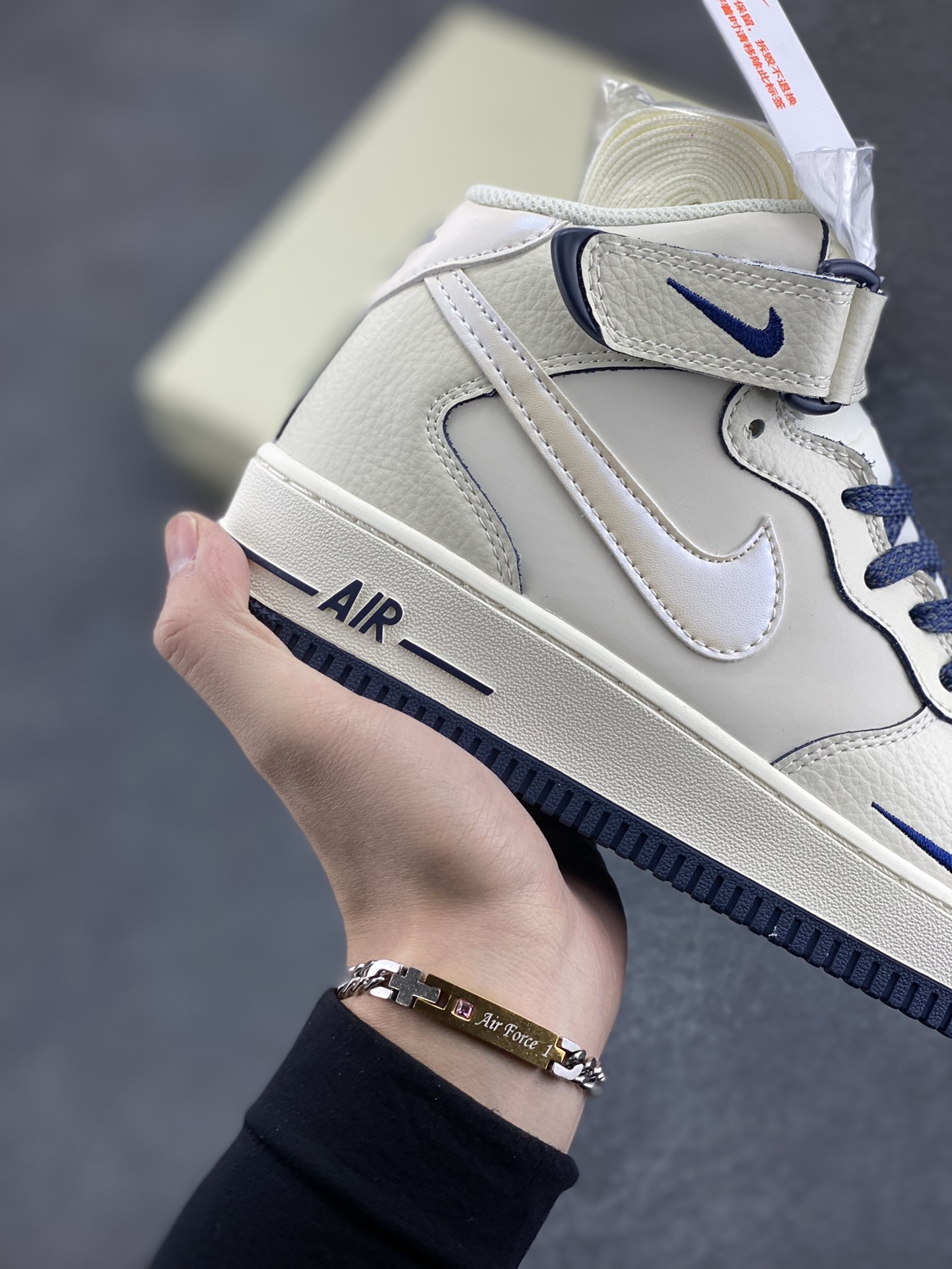 图片[6]-小红书爆款  Nike Air Force 1 MID \’07 “深蓝珠光”小勾空军一号中帮休闲板鞋 3M反光 定制皮料 原楦原纸板 纯正版型 清洁度完美 内置全掌气垫 货号：SG2356-801 尺码：36 36.5 37.5 38 38.5 39 40 40.5 41 42 42.5 43 44 44.5 45-选品中心