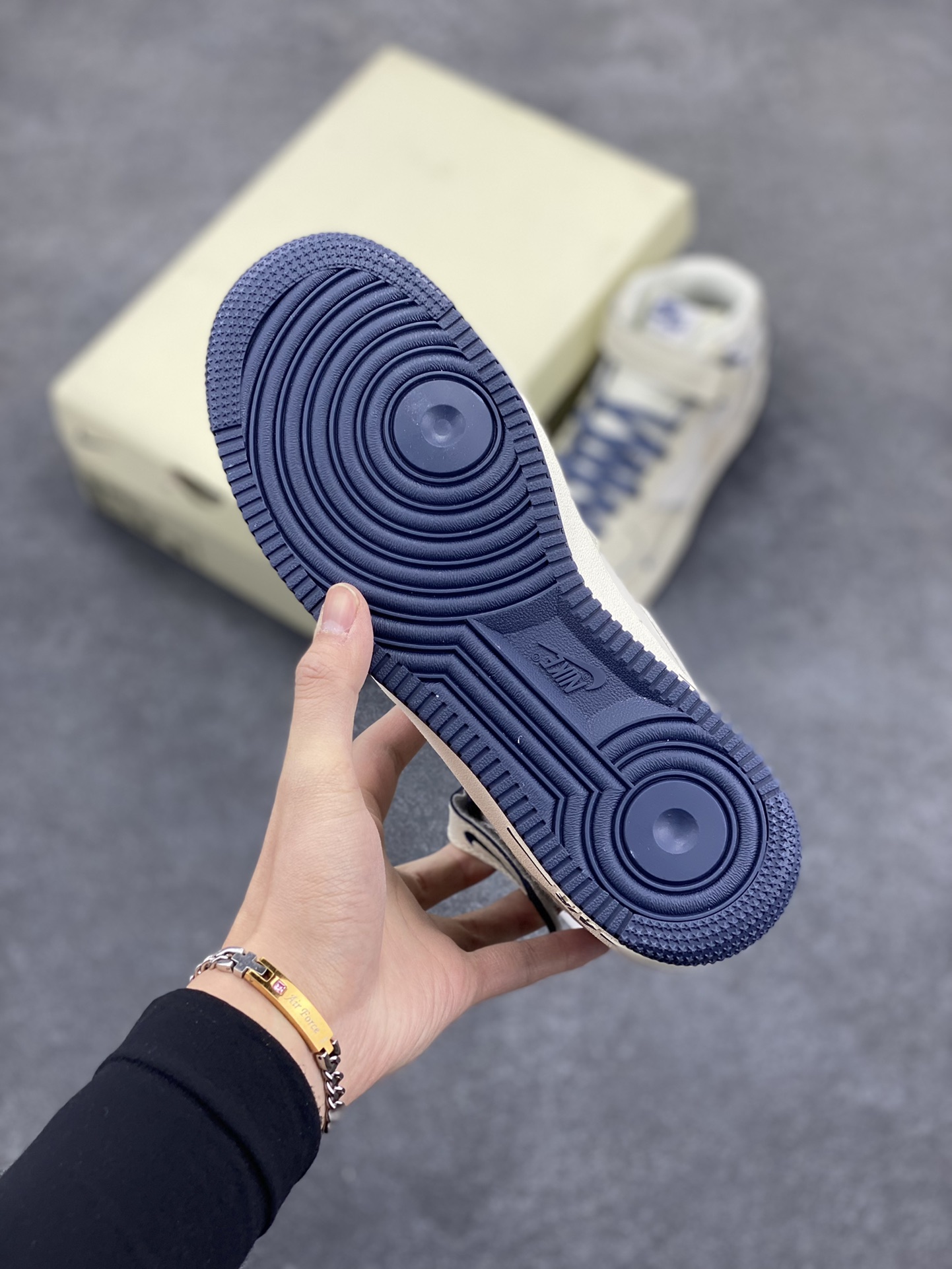 图片[5]-小红书爆款  Nike Air Force 1 MID \’07 “深蓝珠光”小勾空军一号中帮休闲板鞋 3M反光 定制皮料 原楦原纸板 纯正版型 清洁度完美 内置全掌气垫 货号：SG2356-801 尺码：36 36.5 37.5 38 38.5 39 40 40.5 41 42 42.5 43 44 44.5 45-选品中心