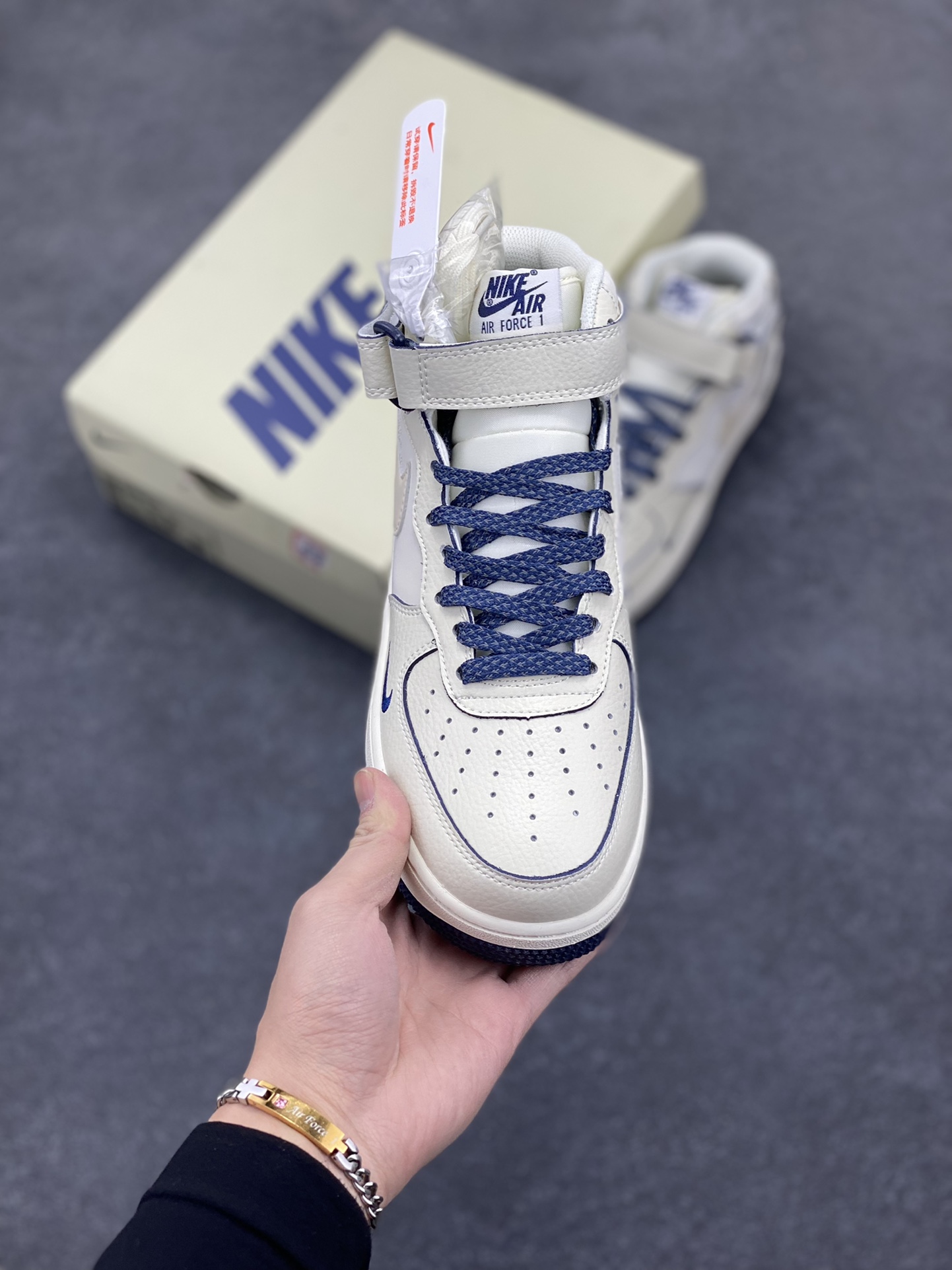 图片[2]-小红书爆款  Nike Air Force 1 MID \’07 “深蓝珠光”小勾空军一号中帮休闲板鞋 3M反光 定制皮料 原楦原纸板 纯正版型 清洁度完美 内置全掌气垫 货号：SG2356-801 尺码：36 36.5 37.5 38 38.5 39 40 40.5 41 42 42.5 43 44 44.5 45-选品中心