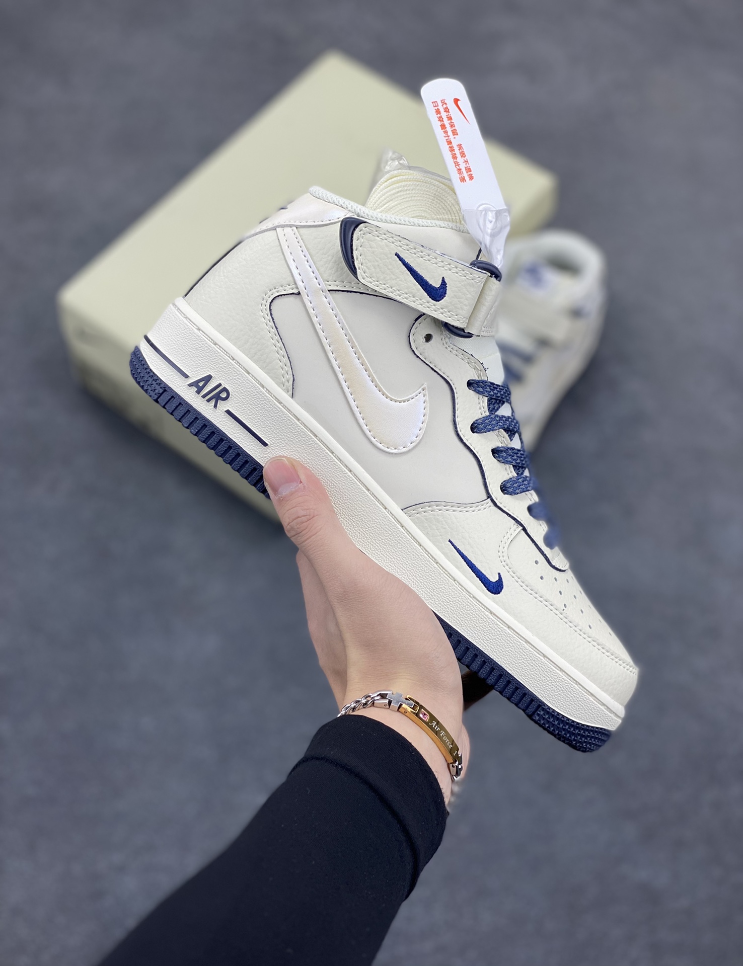 小红书爆款  Nike Air Force 1 MID \’07 “深蓝珠光”小勾空军一号中帮休闲板鞋 3M反光 定制皮料 原楦原纸板 纯正版型 清洁度完美 内置全掌气垫 货号:SG2356-801 尺码:36 36.5 37.5 38 38.5 39 40 40.5 41 42 42.5 43 44 44.5 45-选品中心
