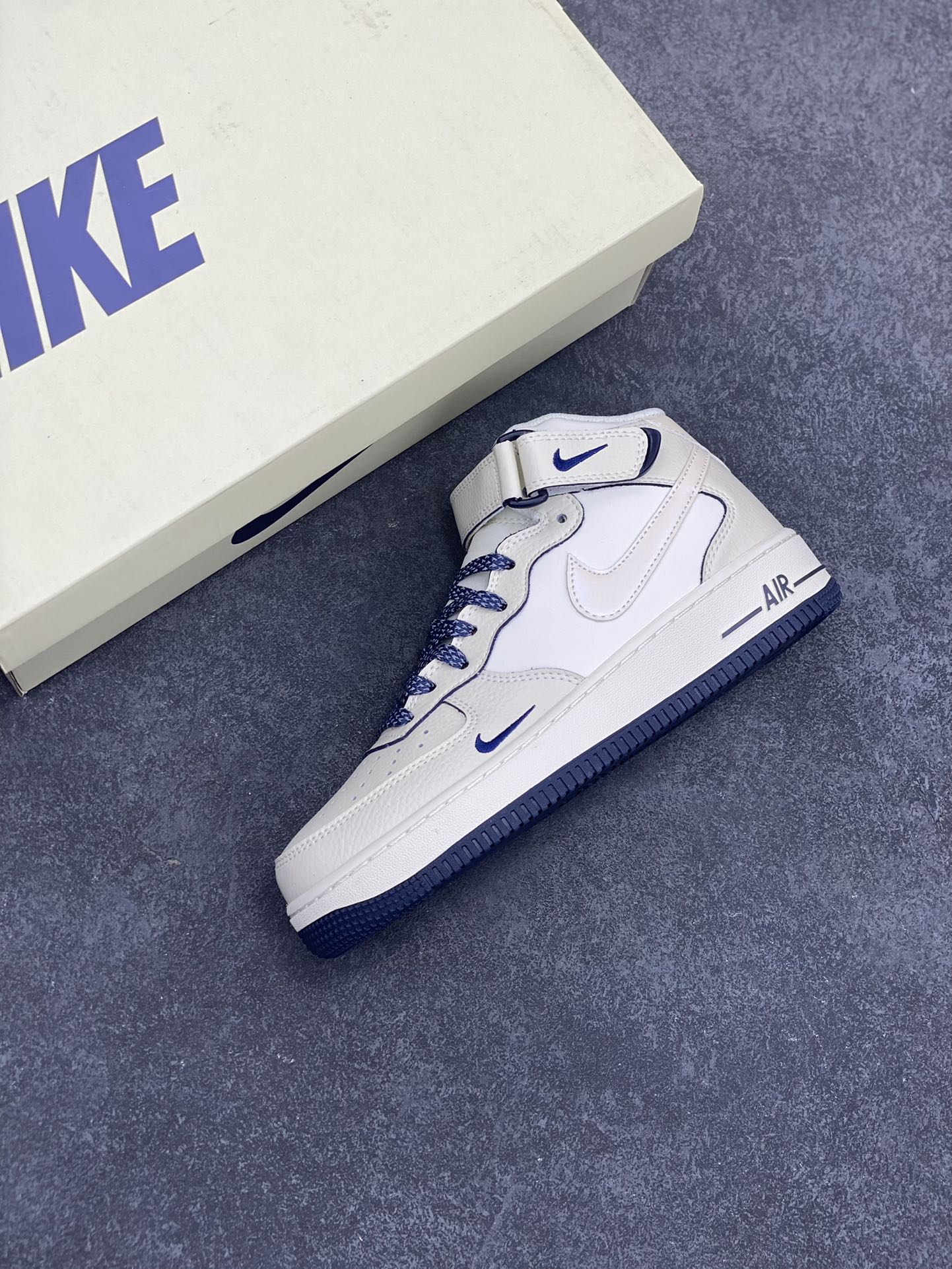 图片[7]-小红书爆款  Nike Air Force 1 MID \’07 “深蓝珠光”小勾空军一号中帮休闲板鞋 3M反光 定制皮料 原楦原纸板 纯正版型 清洁度完美 内置全掌气垫 货号：SG2356-801 尺码：36 36.5 37.5 38 38.5 39 40 40.5 41 42 42.5 43 44 44.5 45-选品中心