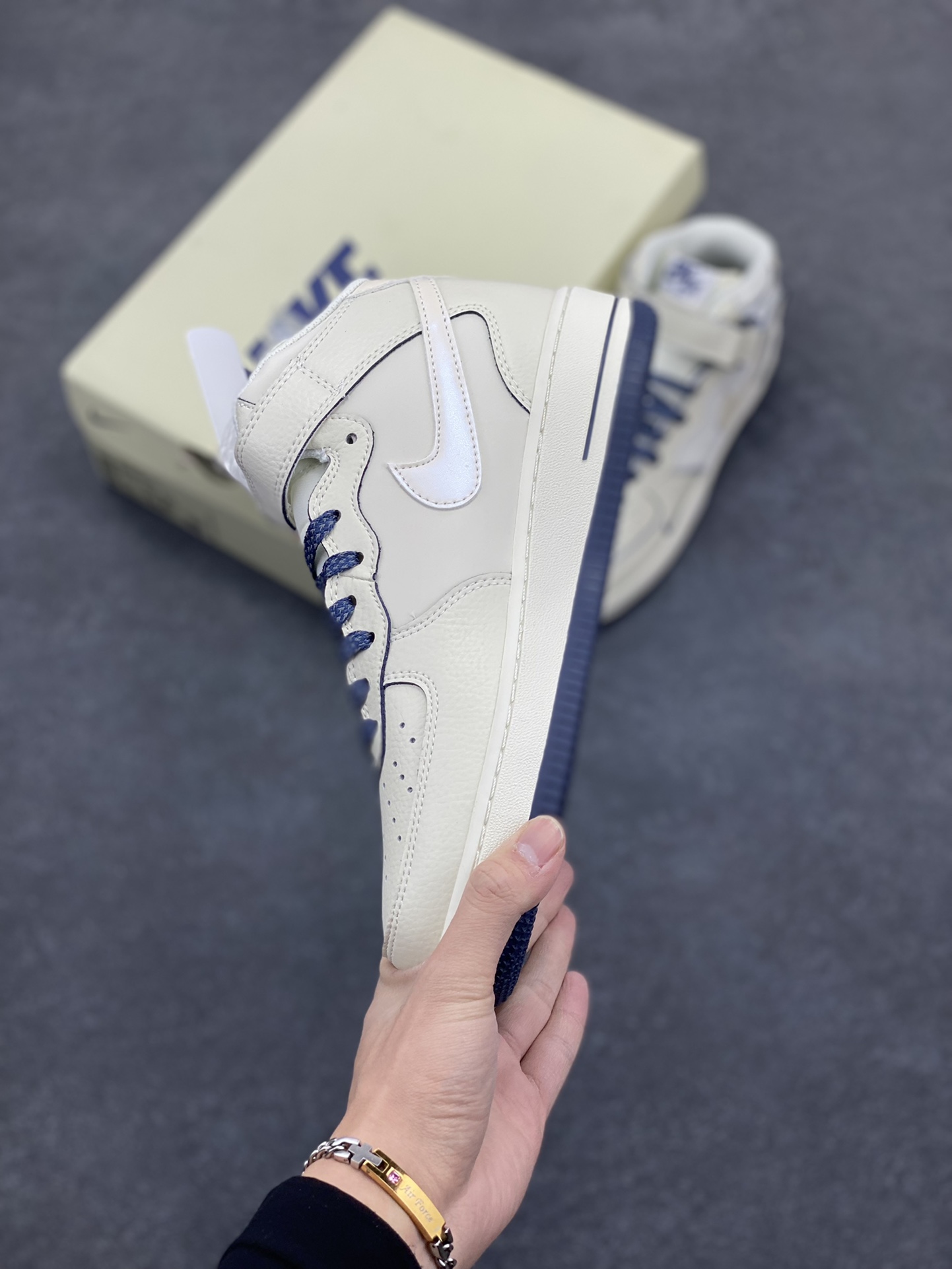 图片[3]-小红书爆款  Nike Air Force 1 MID \’07 “深蓝珠光”小勾空军一号中帮休闲板鞋 3M反光 定制皮料 原楦原纸板 纯正版型 清洁度完美 内置全掌气垫 货号：SG2356-801 尺码：36 36.5 37.5 38 38.5 39 40 40.5 41 42 42.5 43 44 44.5 45-选品中心