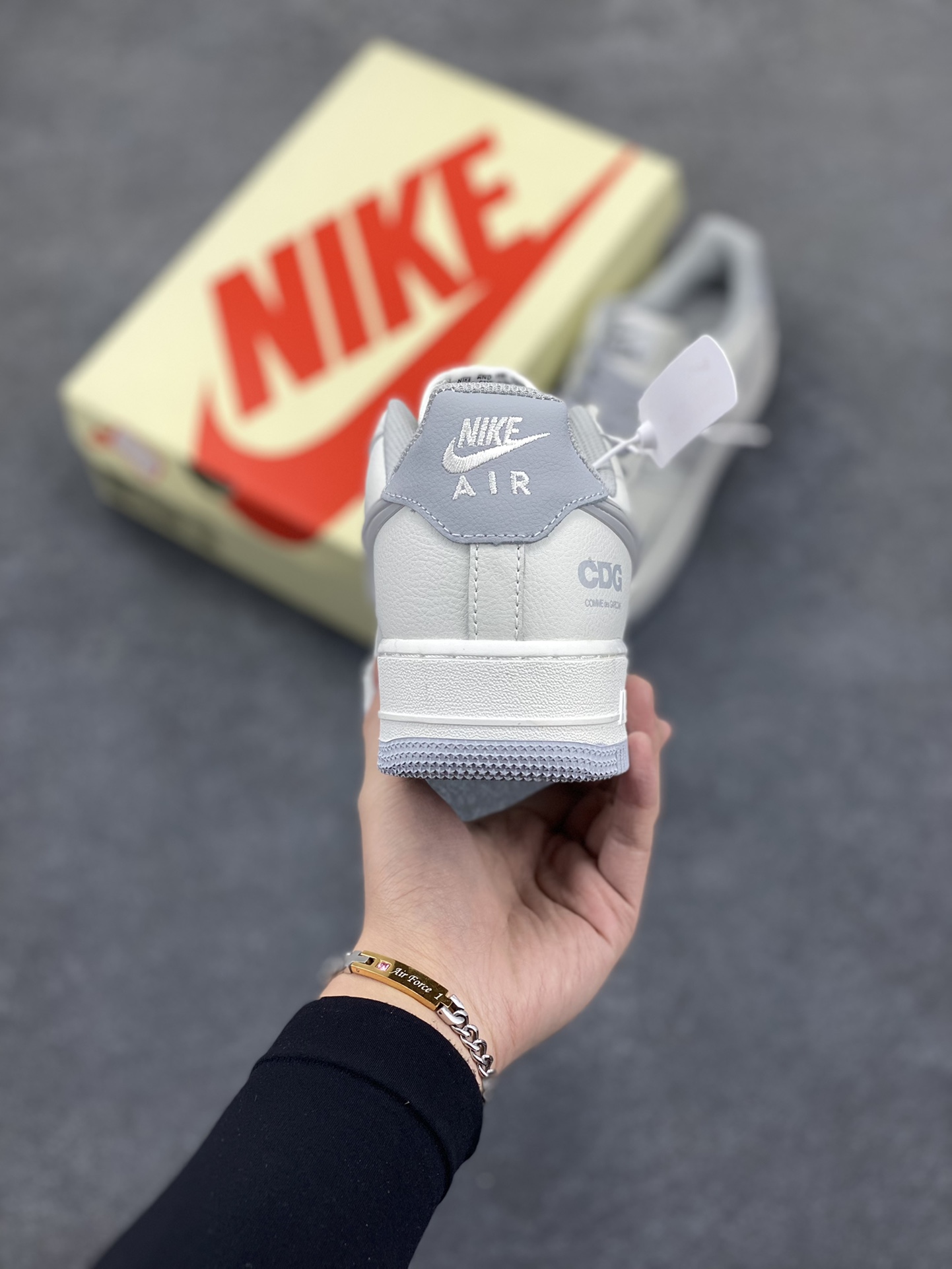 图片[4]-NIKE Air Force1 L 0w X CDG 联名空军一号板鞋 国际街头潮牌CDG正式NIKEAirForce1合作联名原楦头原纸板打造纯正低帮空军版型原盒配件拉帮完美大厂纯原品质出货清洁度电绣工艺皮料切割干净无任何毛边细节完美 货号：CG-240422 尺码：36 36.5 37.5 38 38.5 39 40 40.5 41 42 42.5 43 44 44.5 45-选品中心