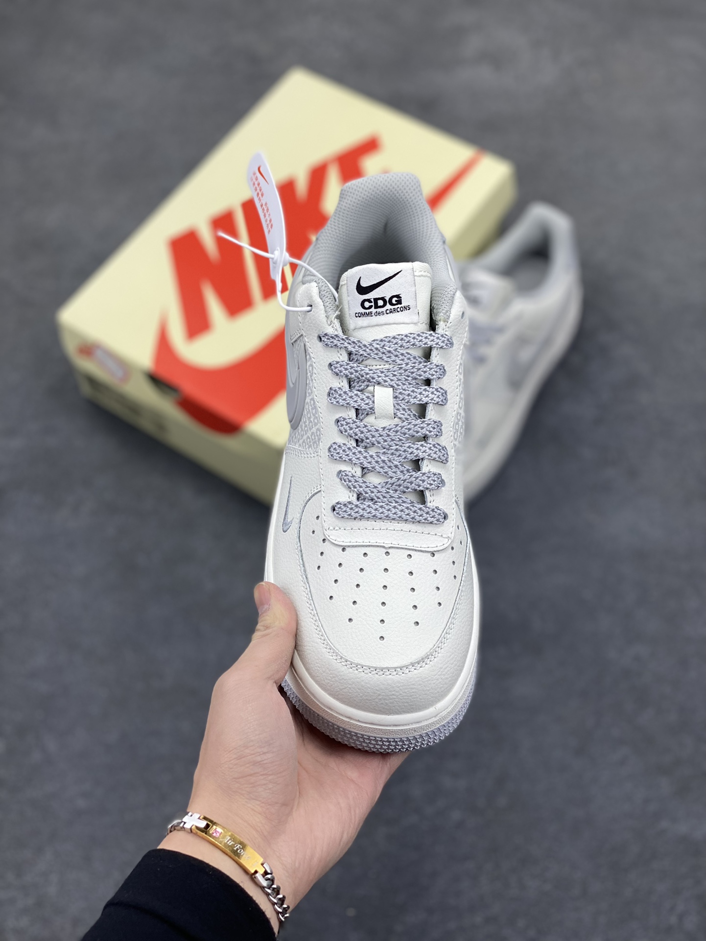图片[2]-NIKE Air Force1 L 0w X CDG 联名空军一号板鞋 国际街头潮牌CDG正式NIKEAirForce1合作联名原楦头原纸板打造纯正低帮空军版型原盒配件拉帮完美大厂纯原品质出货清洁度电绣工艺皮料切割干净无任何毛边细节完美 货号：CG-240422 尺码：36 36.5 37.5 38 38.5 39 40 40.5 41 42 42.5 43 44 44.5 45-选品中心