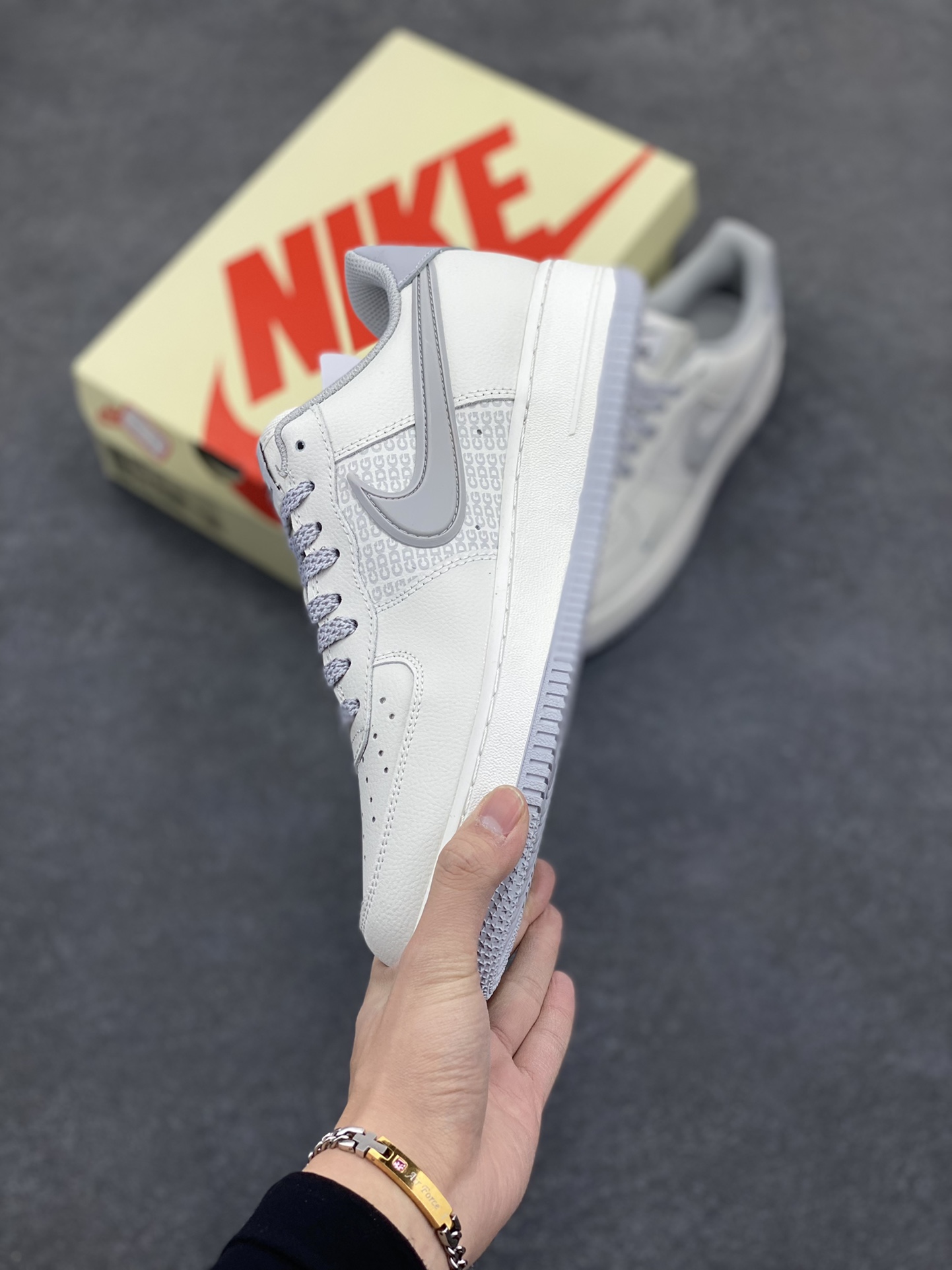 图片[3]-NIKE Air Force1 L 0w X CDG 联名空军一号板鞋 国际街头潮牌CDG正式NIKEAirForce1合作联名原楦头原纸板打造纯正低帮空军版型原盒配件拉帮完美大厂纯原品质出货清洁度电绣工艺皮料切割干净无任何毛边细节完美 货号：CG-240422 尺码：36 36.5 37.5 38 38.5 39 40 40.5 41 42 42.5 43 44 44.5 45-选品中心