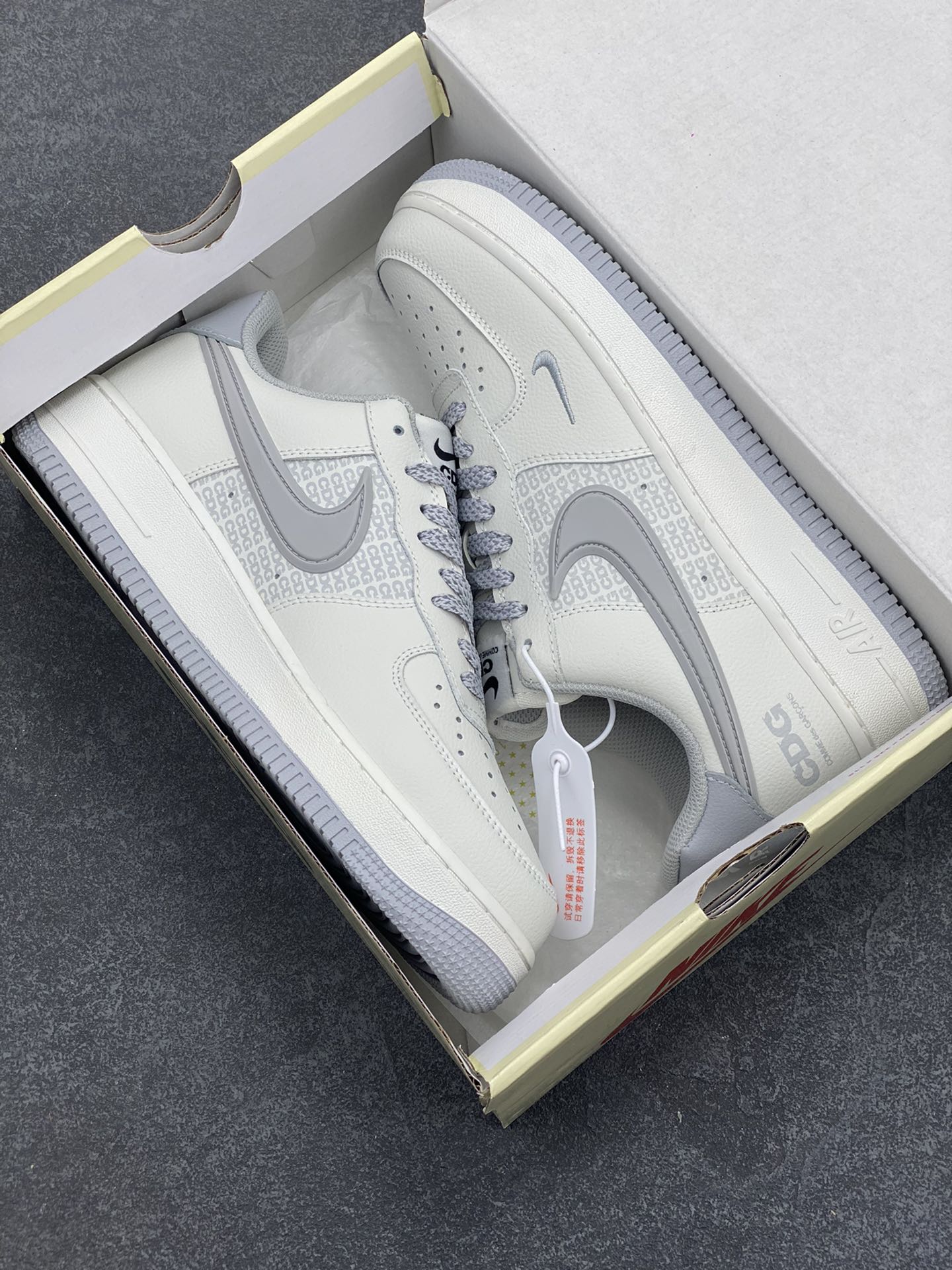 图片[9]-NIKE Air Force1 L 0w X CDG 联名空军一号板鞋 国际街头潮牌CDG正式NIKEAirForce1合作联名原楦头原纸板打造纯正低帮空军版型原盒配件拉帮完美大厂纯原品质出货清洁度电绣工艺皮料切割干净无任何毛边细节完美 货号：CG-240422 尺码：36 36.5 37.5 38 38.5 39 40 40.5 41 42 42.5 43 44 44.5 45-选品中心
