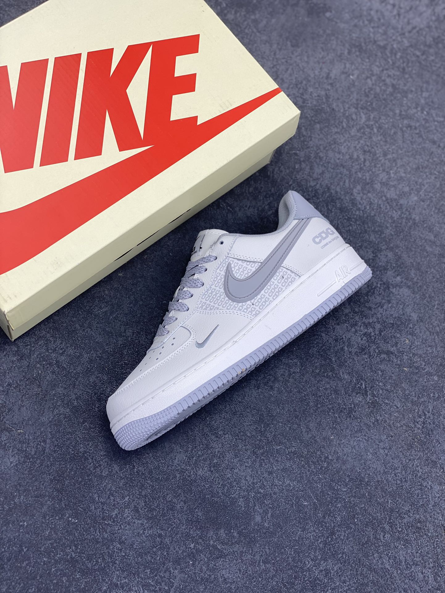 图片[7]-NIKE Air Force1 L 0w X CDG 联名空军一号板鞋 国际街头潮牌CDG正式NIKEAirForce1合作联名原楦头原纸板打造纯正低帮空军版型原盒配件拉帮完美大厂纯原品质出货清洁度电绣工艺皮料切割干净无任何毛边细节完美 货号：CG-240422 尺码：36 36.5 37.5 38 38.5 39 40 40.5 41 42 42.5 43 44 44.5 45-选品中心