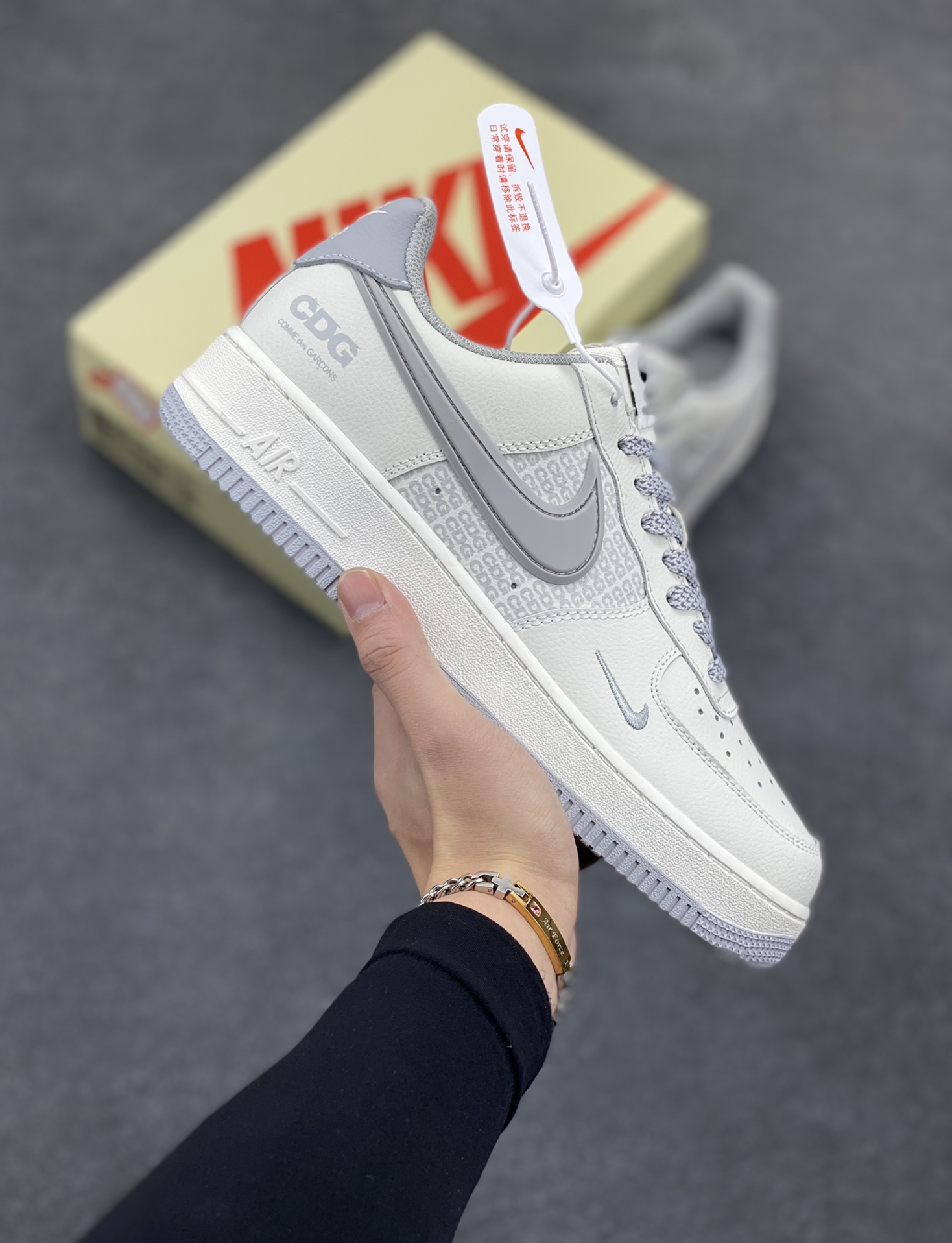 NIKE Air Force1 L 0w X CDG 联名空军一号板鞋 国际街头潮牌CDG正式NIKEAirForce1合作联名原楦头原纸板打造纯正低帮空军版型原盒配件拉帮完美大厂纯原品质出货清洁度电绣工艺皮料切割干净无任何毛边细节完美 货号:CG-240422 尺码:36 36.5 37.5 38 38.5 39 40 40.5 41 42 42.5 43 44 44.5 45-选品中心